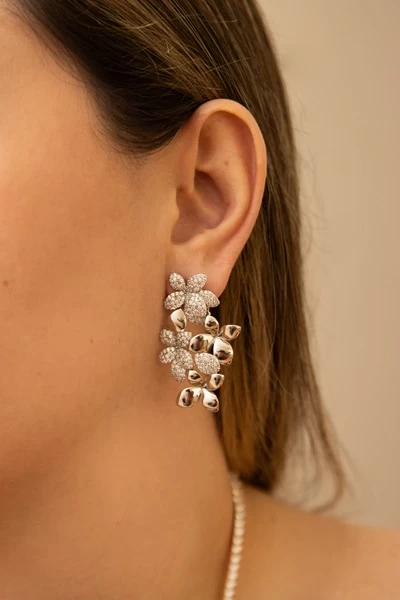 aro-rodinado-con-flores-y-circones