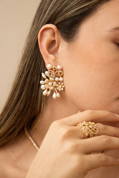 aro-enchapado-en-oro-con-circones-y-perla-en-forma-de-flor