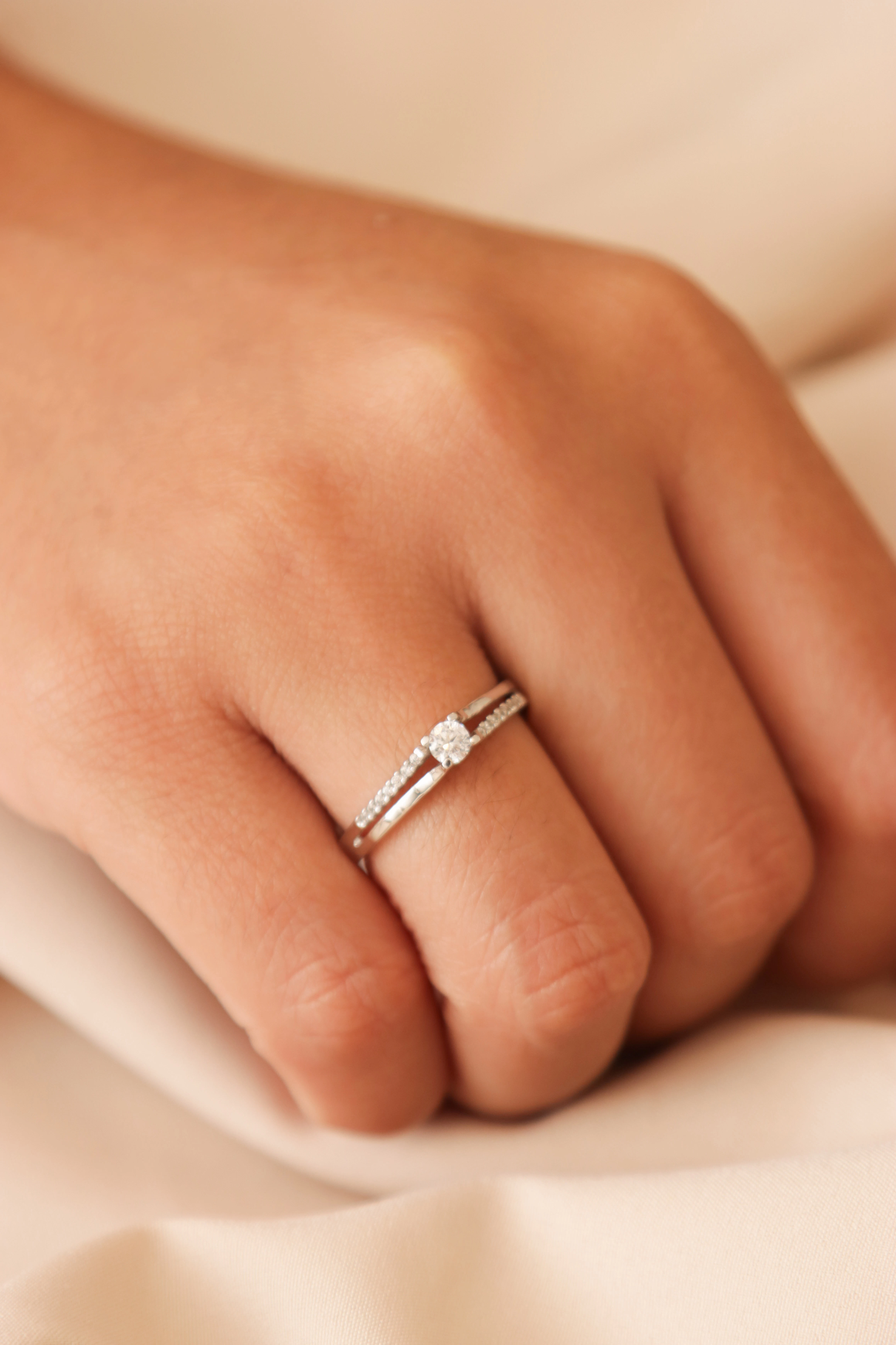 anillo-de-compromiso-en-oro-con-circones-01