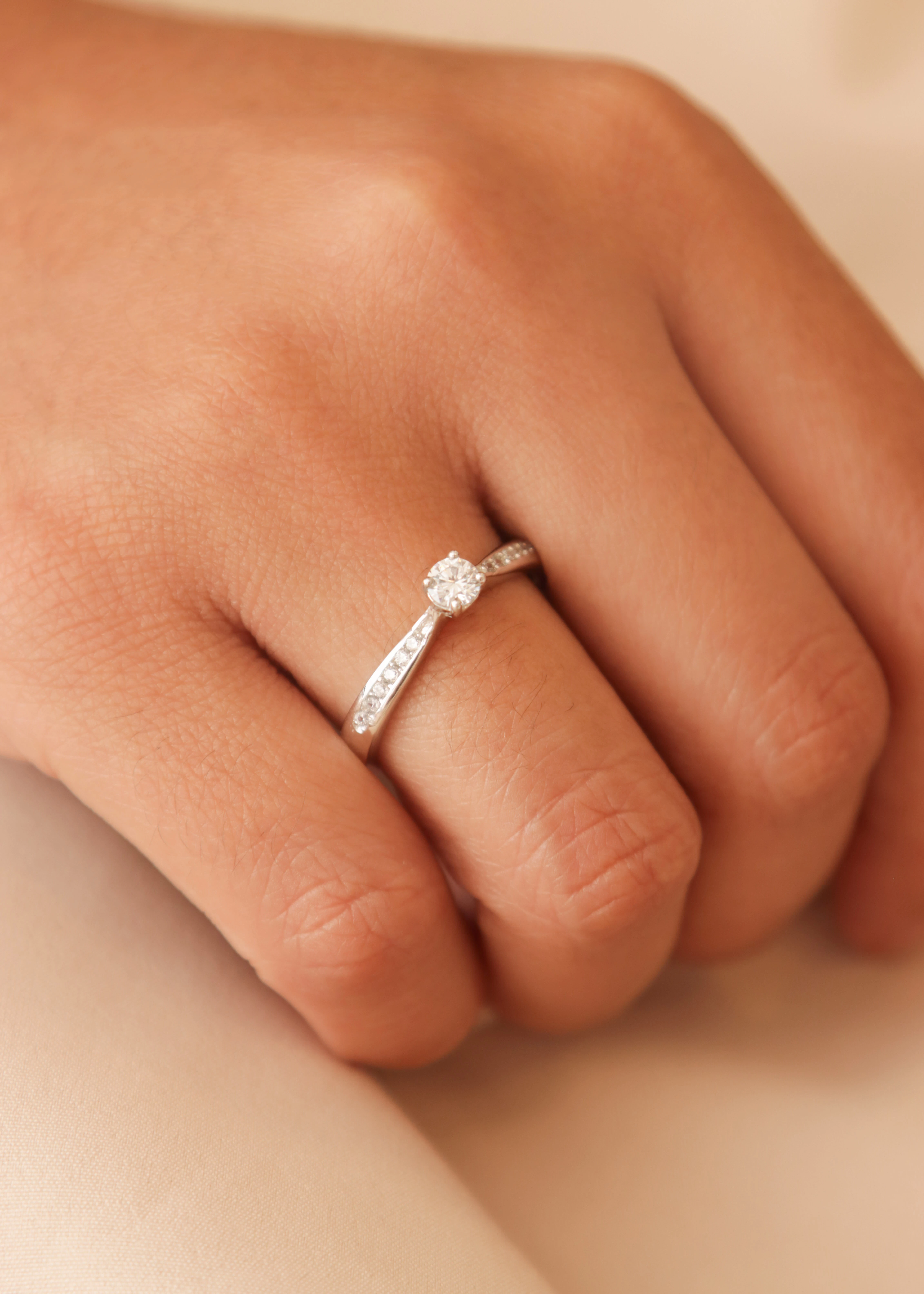 anillo-de-compromiso-en-oro-con-circones-02