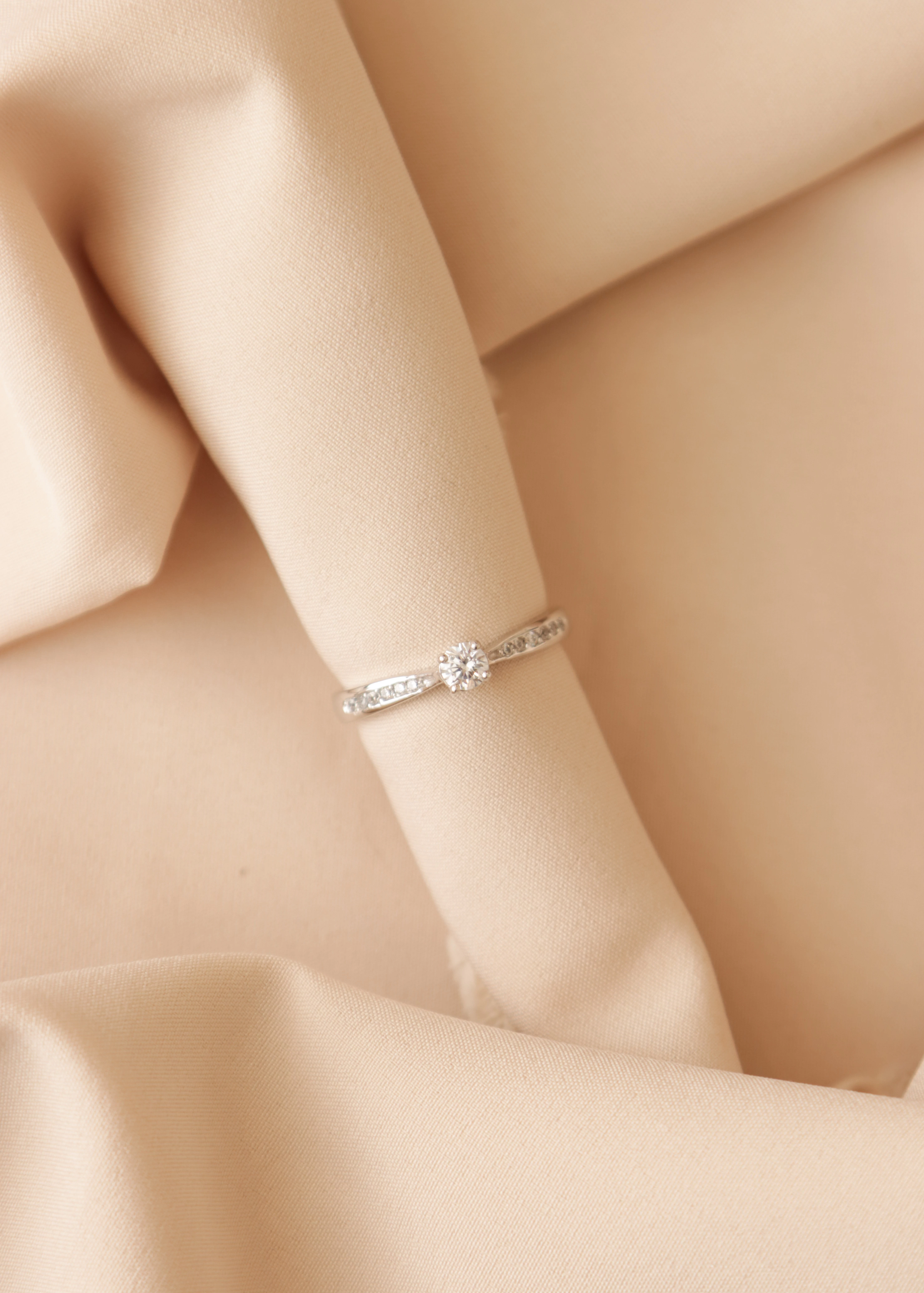 anillo-de-compromiso-en-oro-con-circones-02