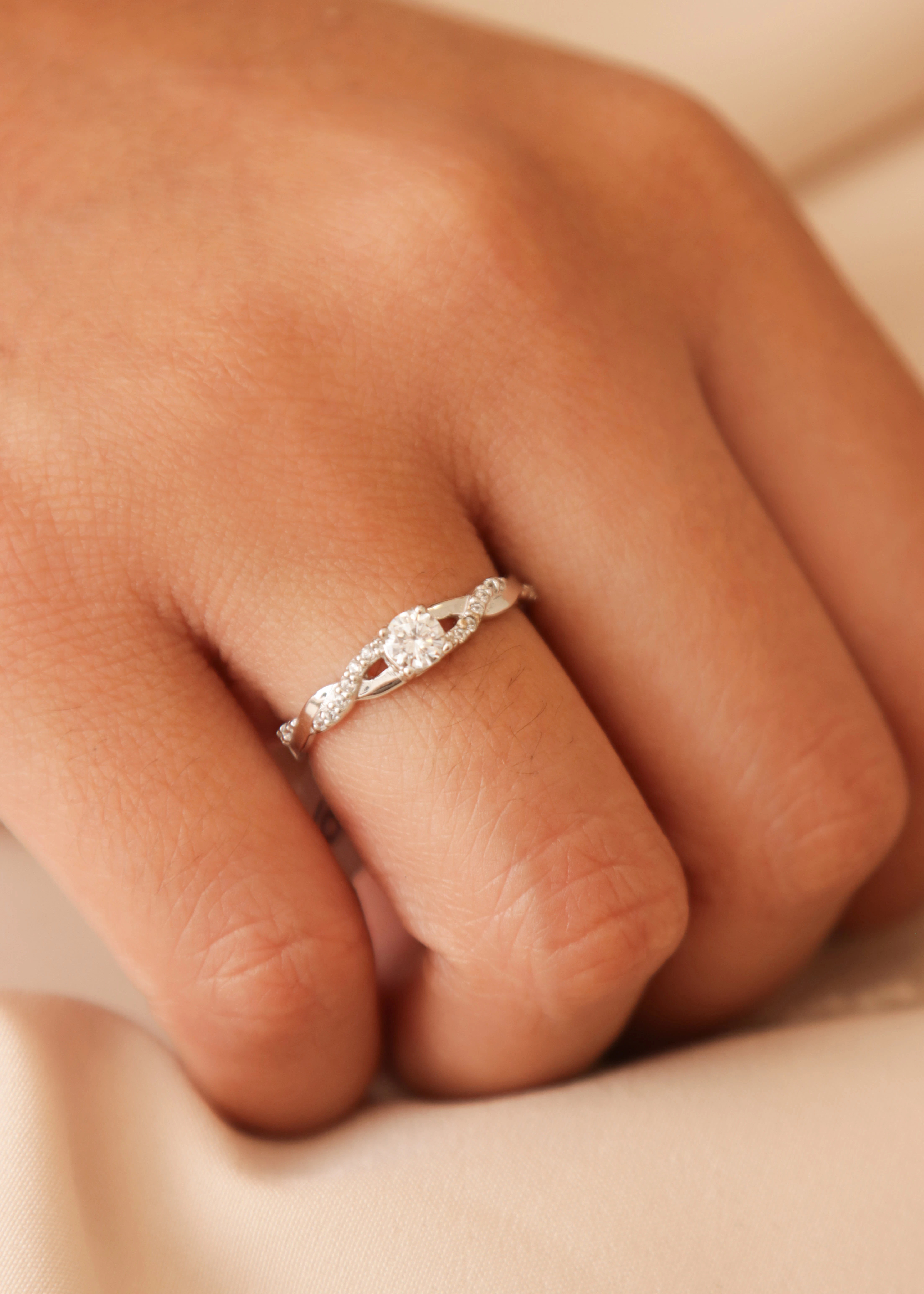 anillo-de-compromiso-en-oro-con-circones-03