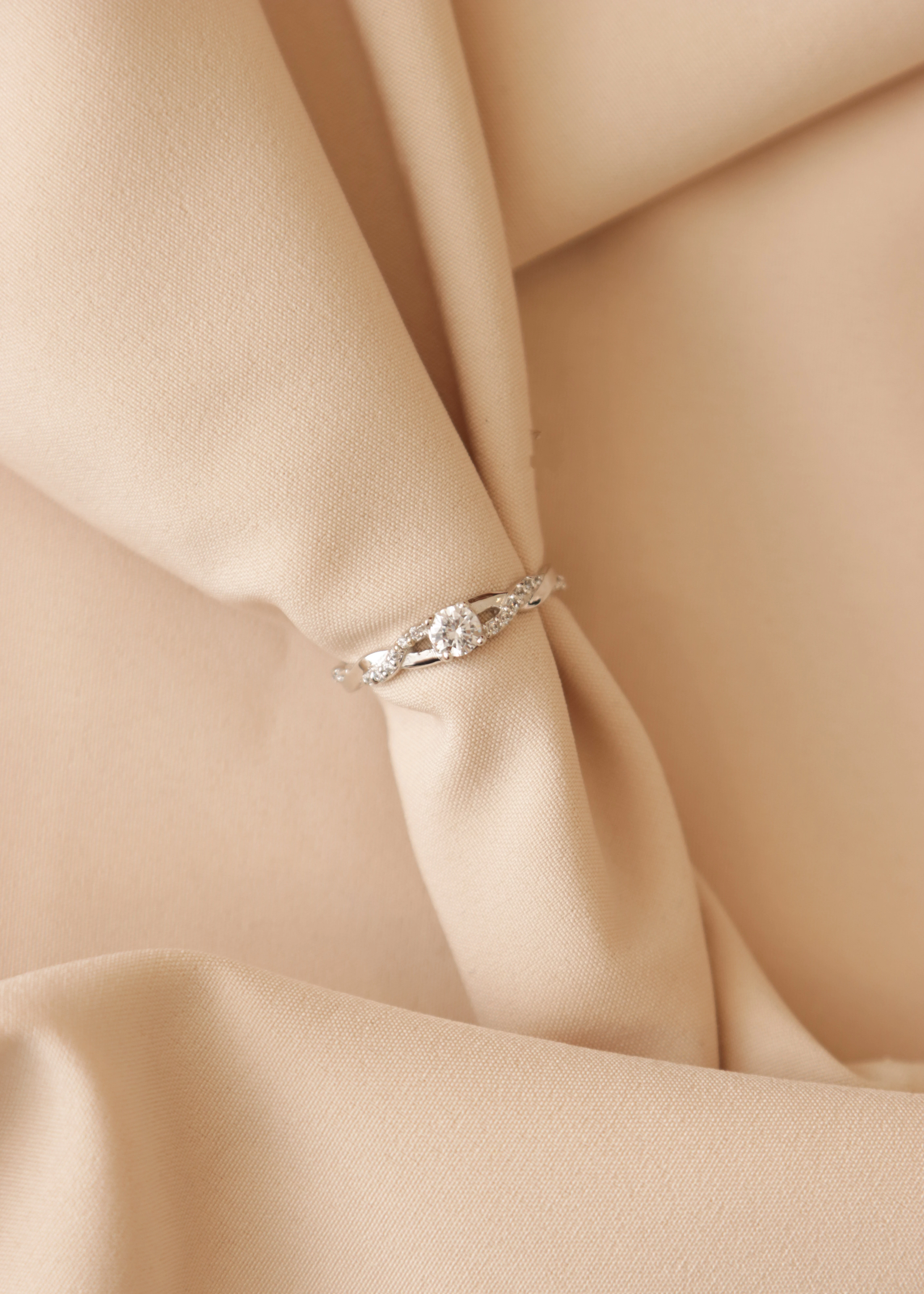 anillo-de-compromiso-en-oro-con-circones-03