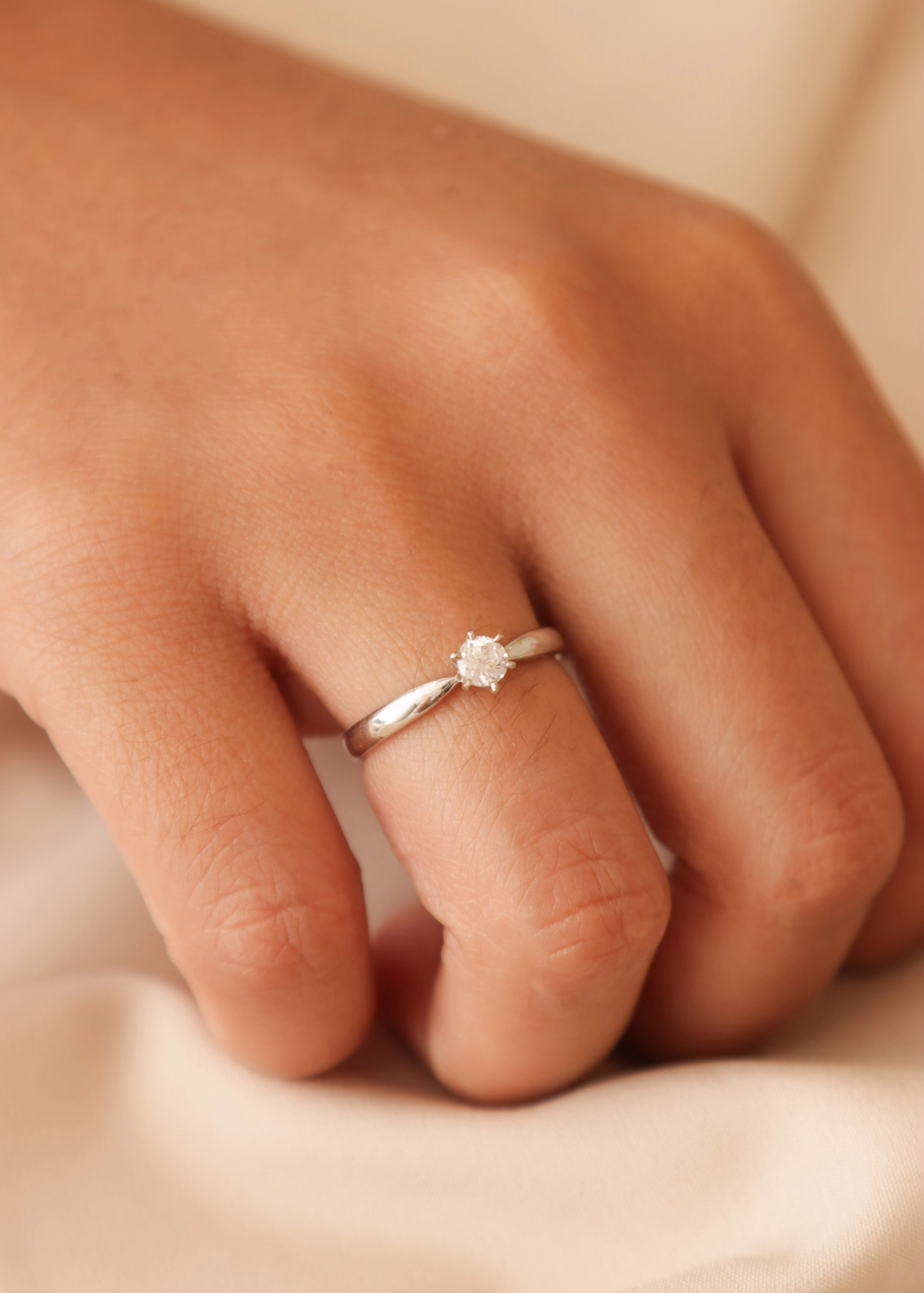 anillo-de-compromiso-en-oro-con-circones-04