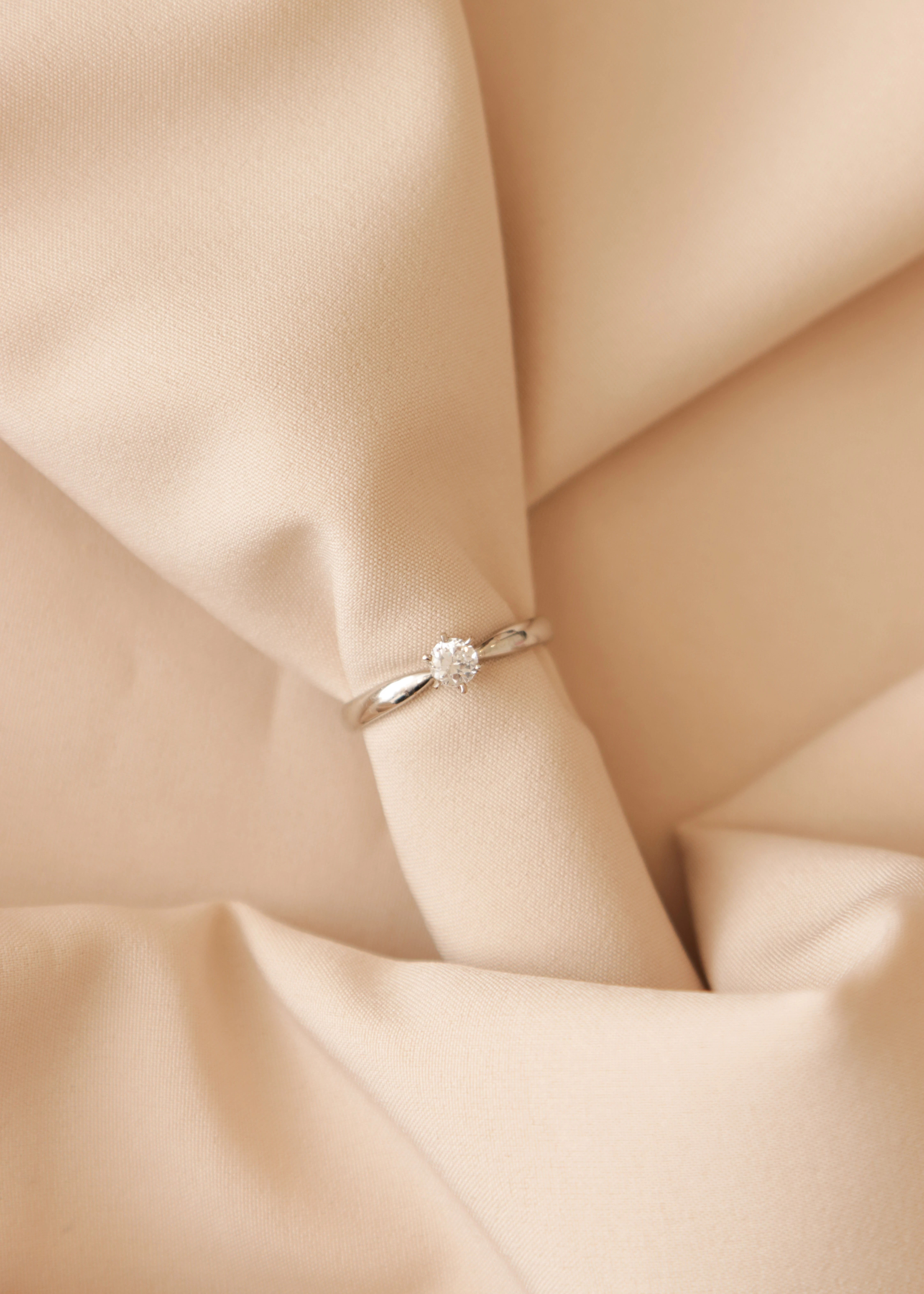 anillo-de-compromiso-en-oro-con-circones-04