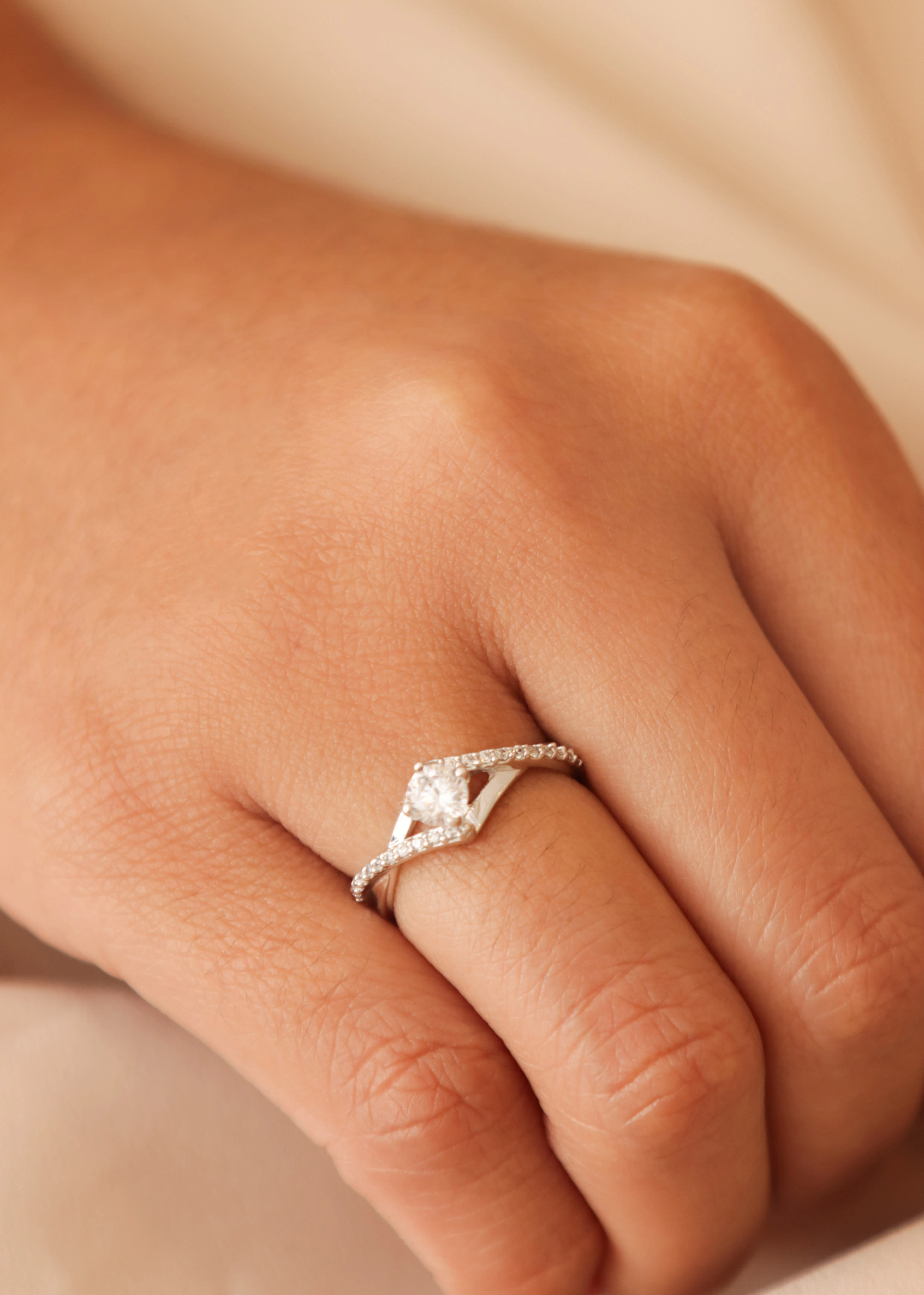 anillo-de-compromiso-en-oro-con-circones-05