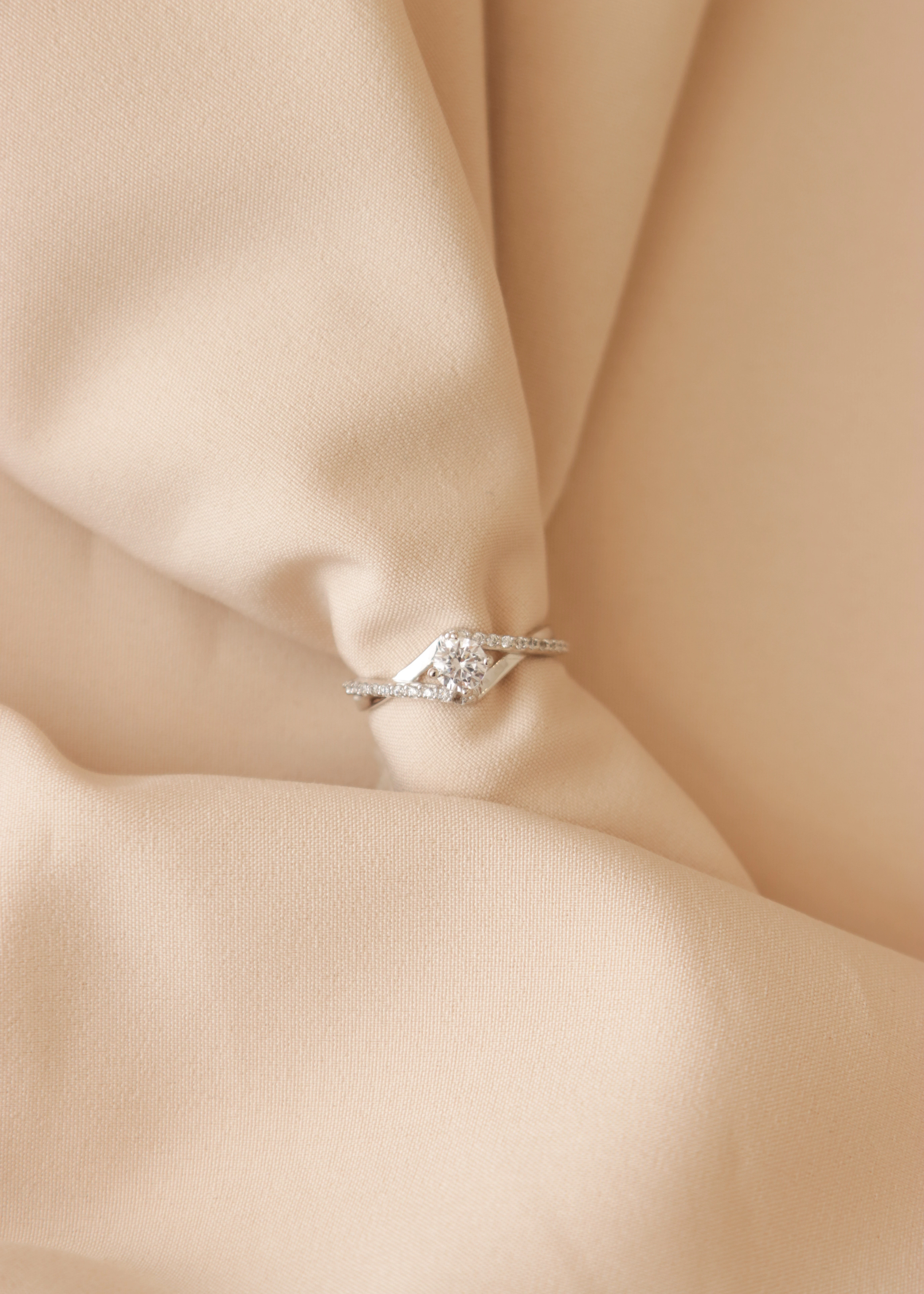 anillo-de-compromiso-en-oro-con-circones-05