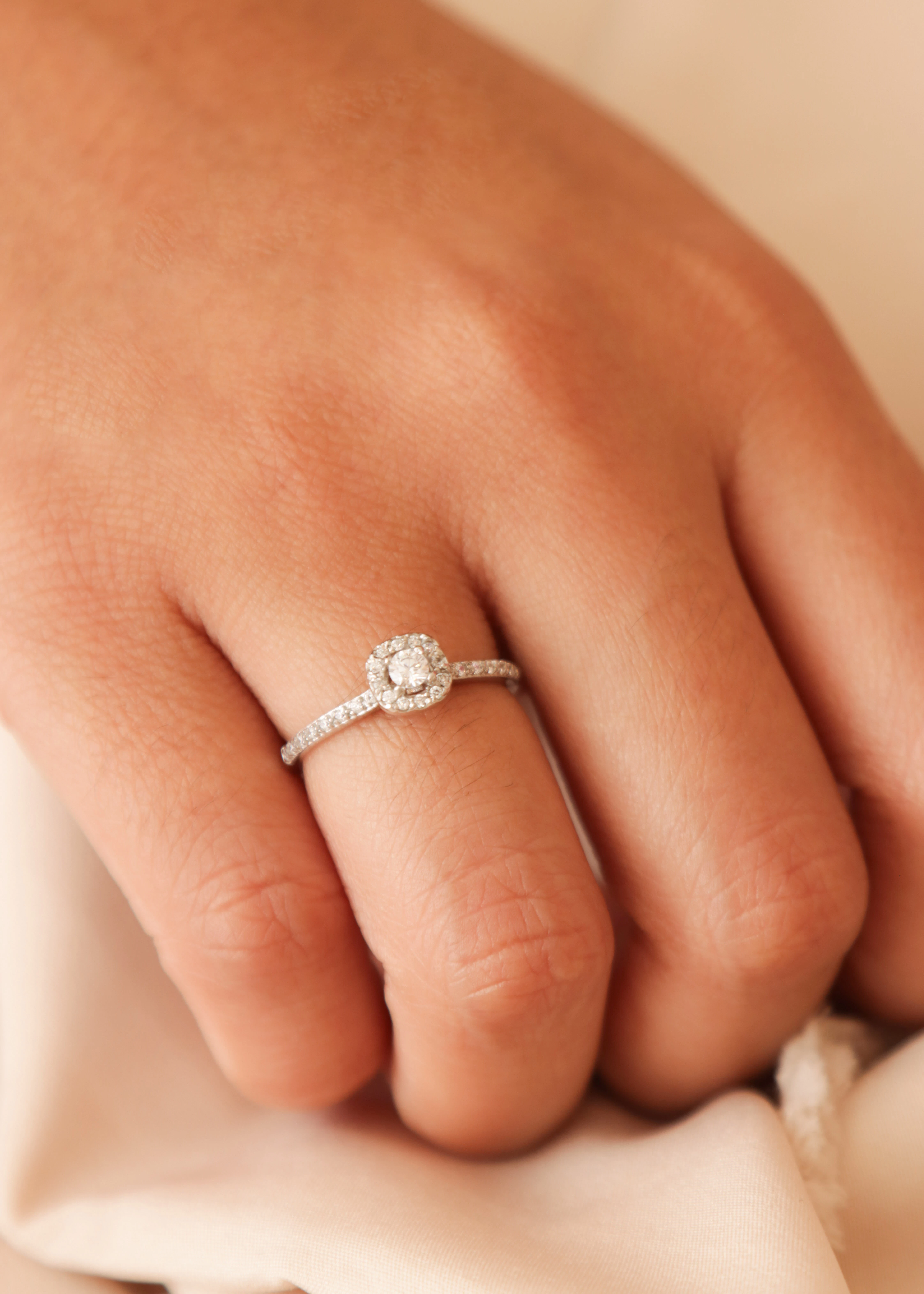 anillo-de-compromiso-en-oro-con-circones-06