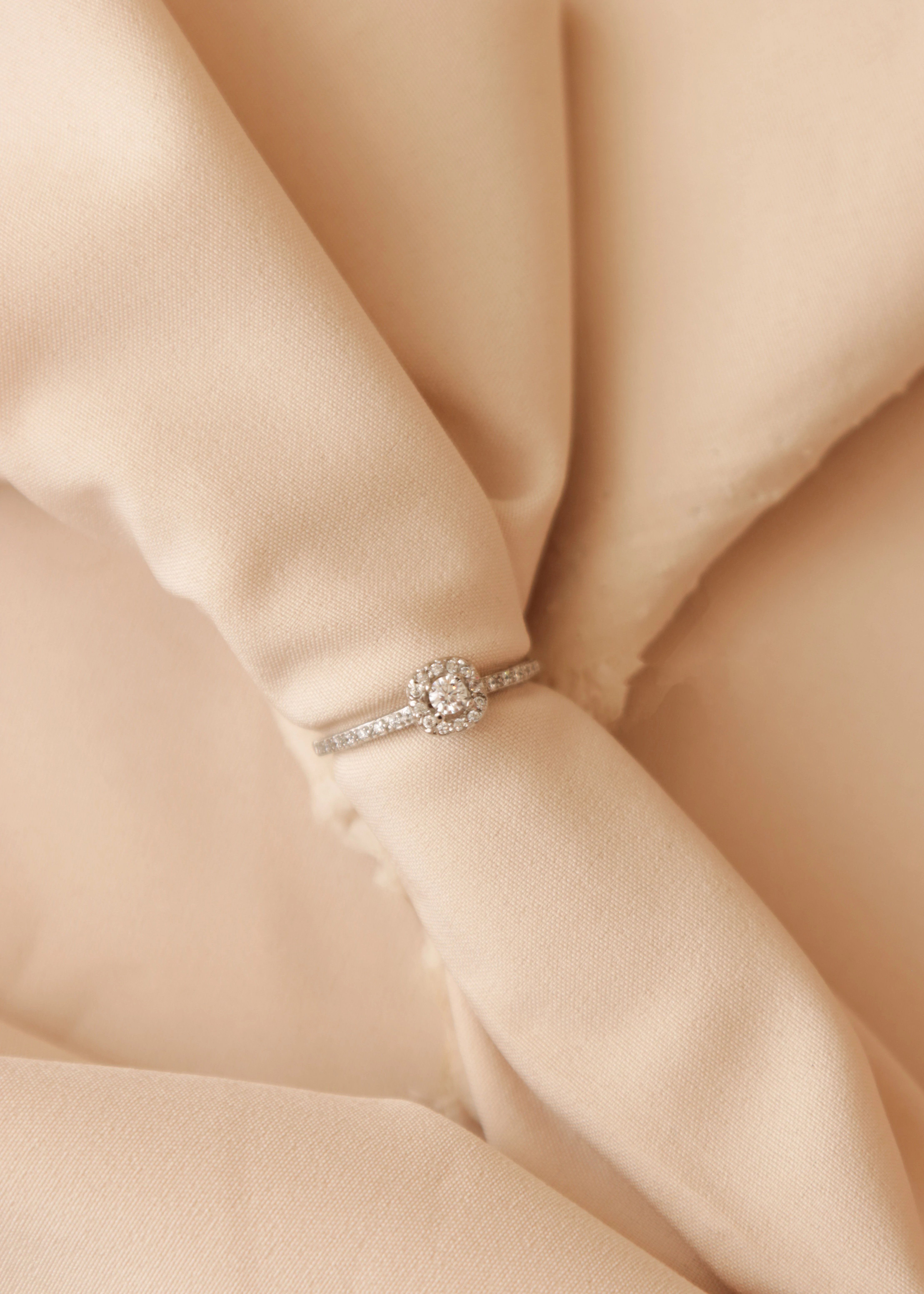 anillo-de-compromiso-en-oro-con-circones-06