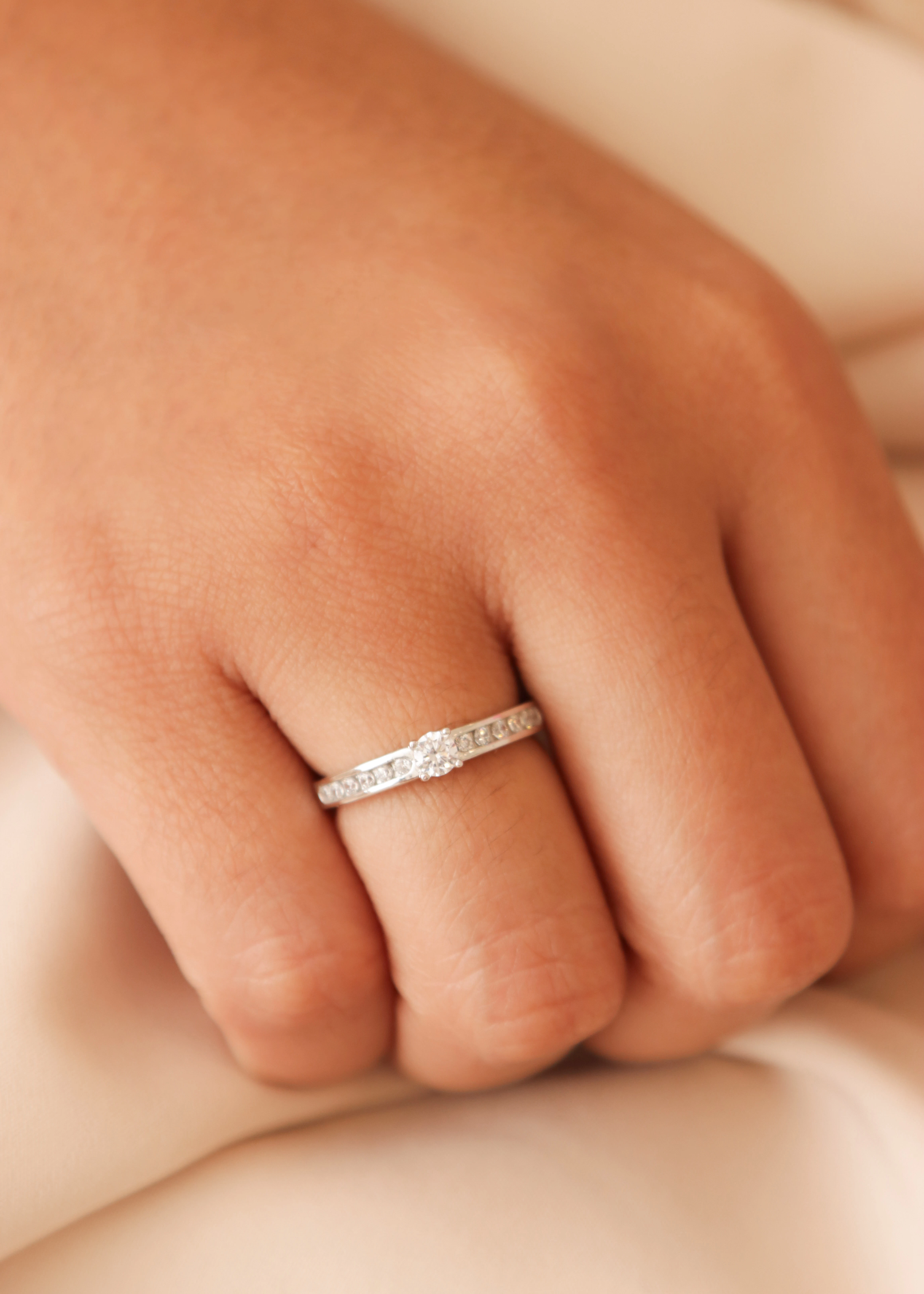 anillo-de-compromiso-en-oro-con-circones-08