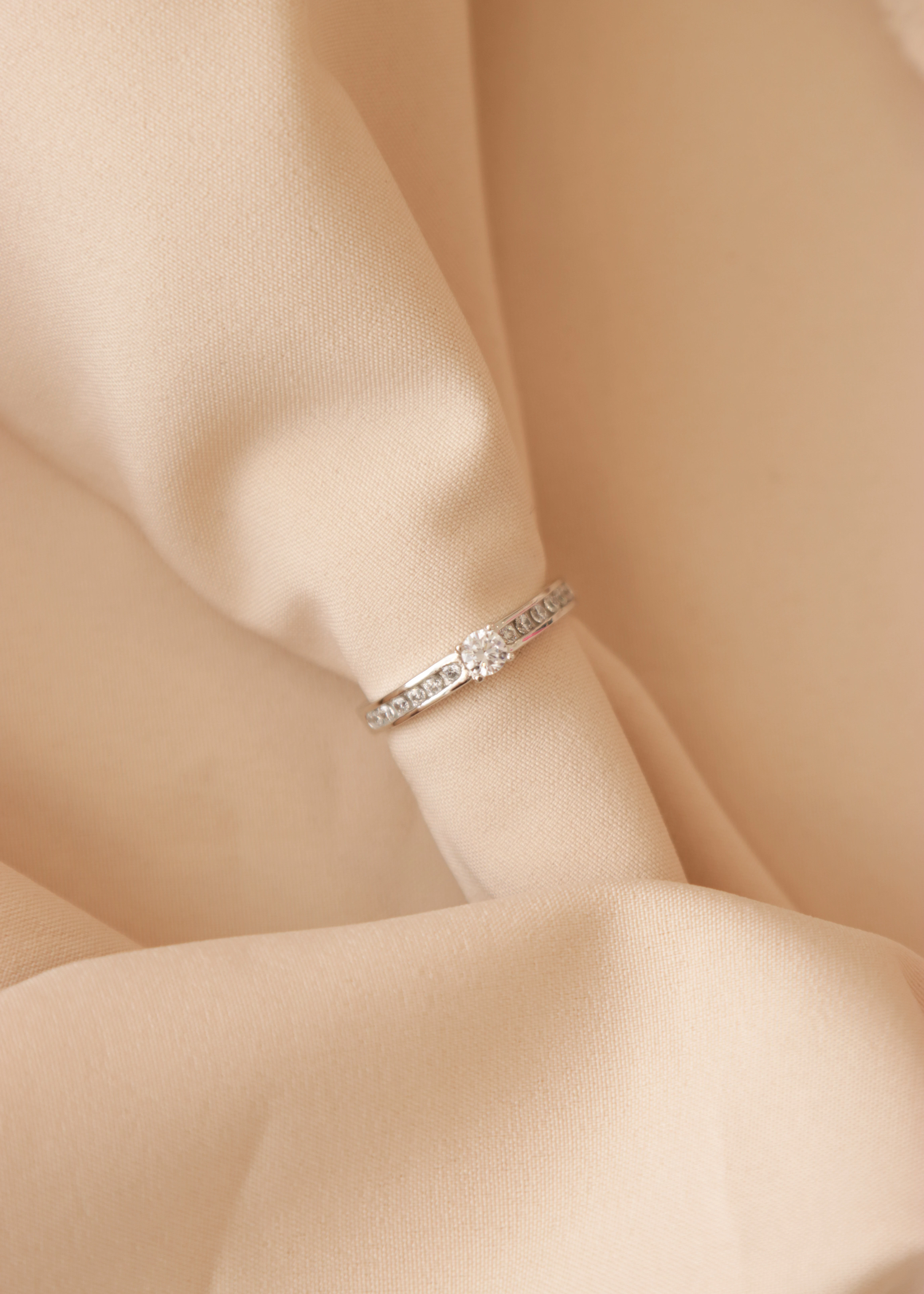 anillo-de-compromiso-en-oro-con-circones-08