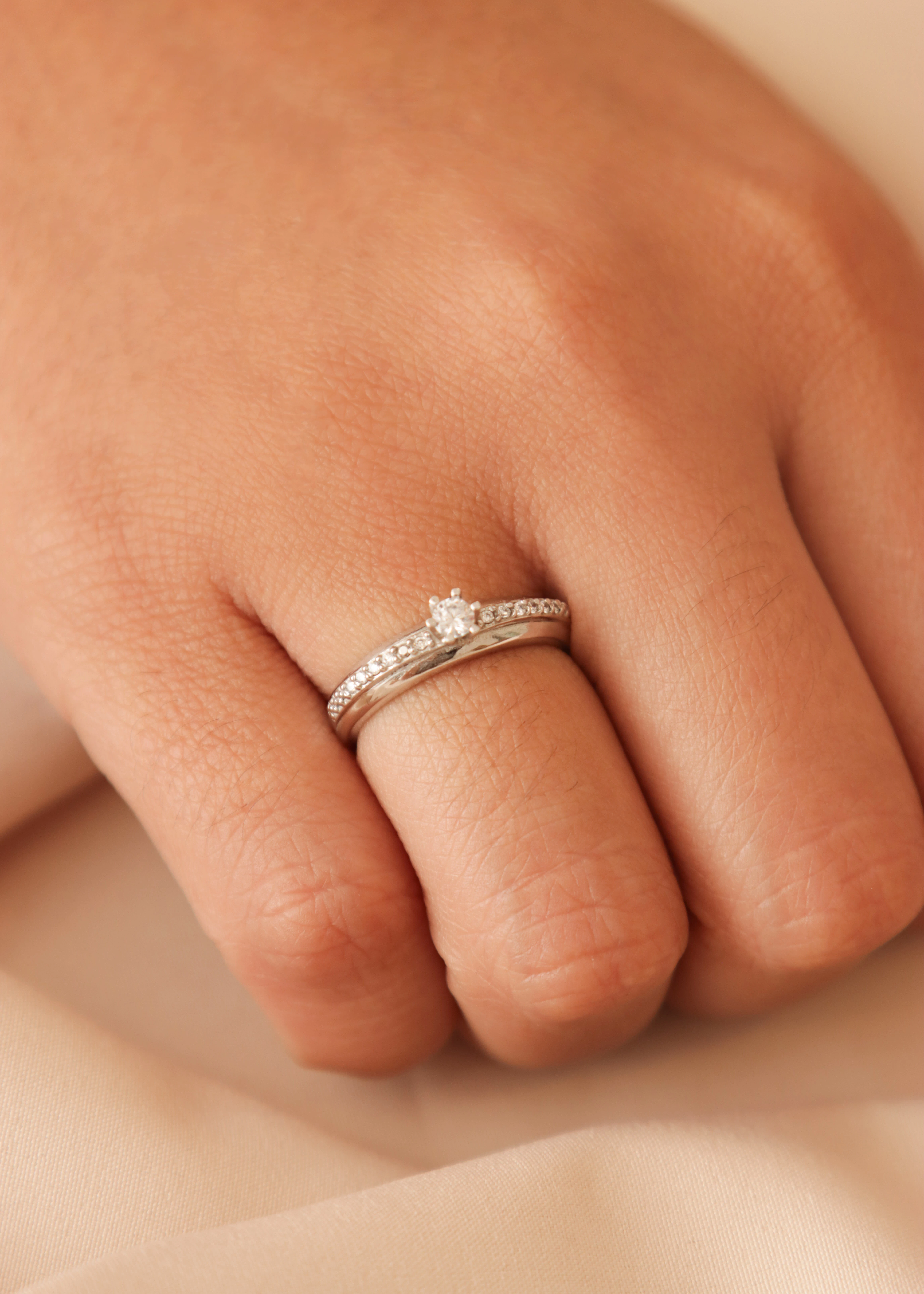 anillo-de-compromiso-en-oro-con-circones-09