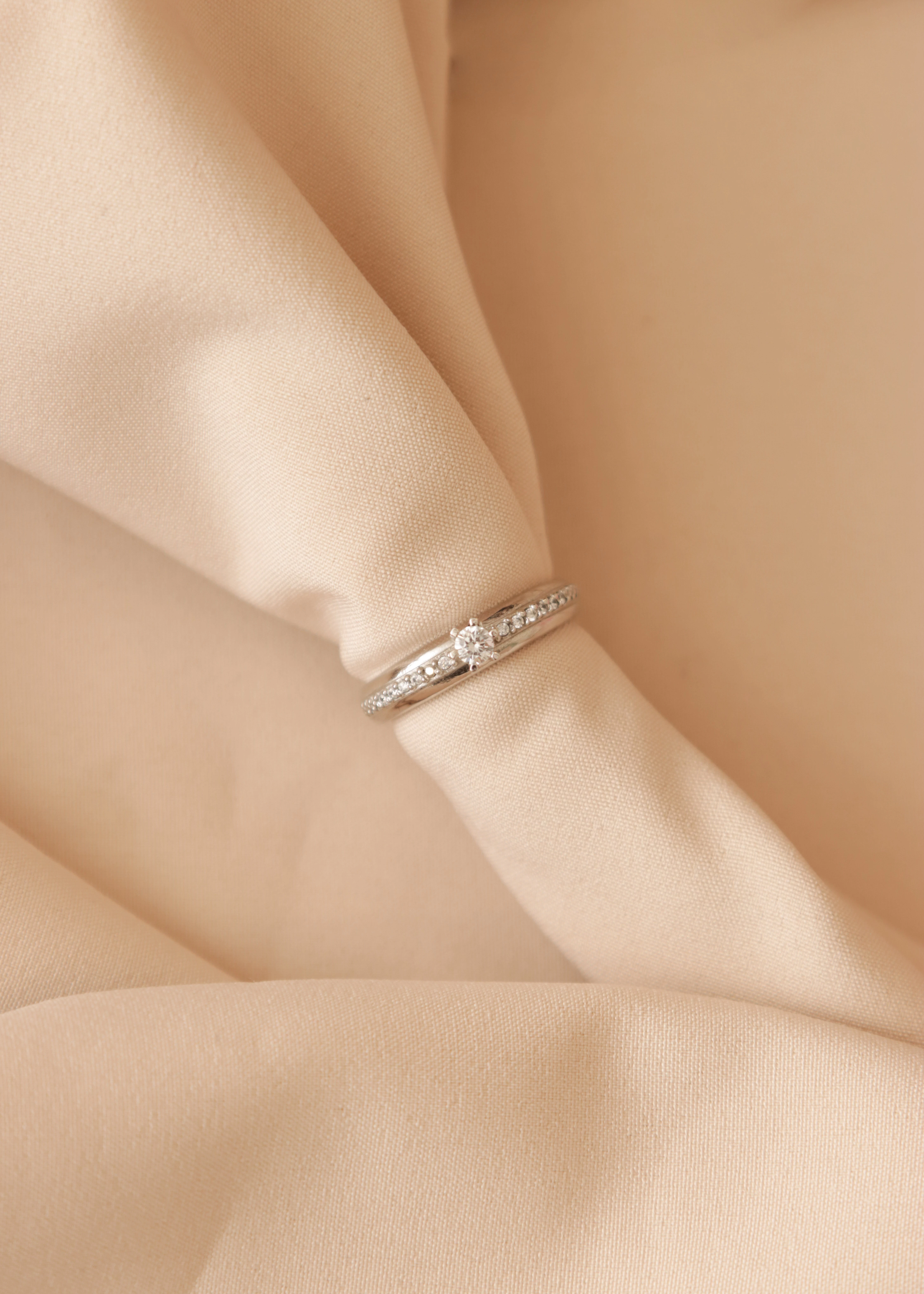 anillo-de-compromiso-en-oro-con-circones-09