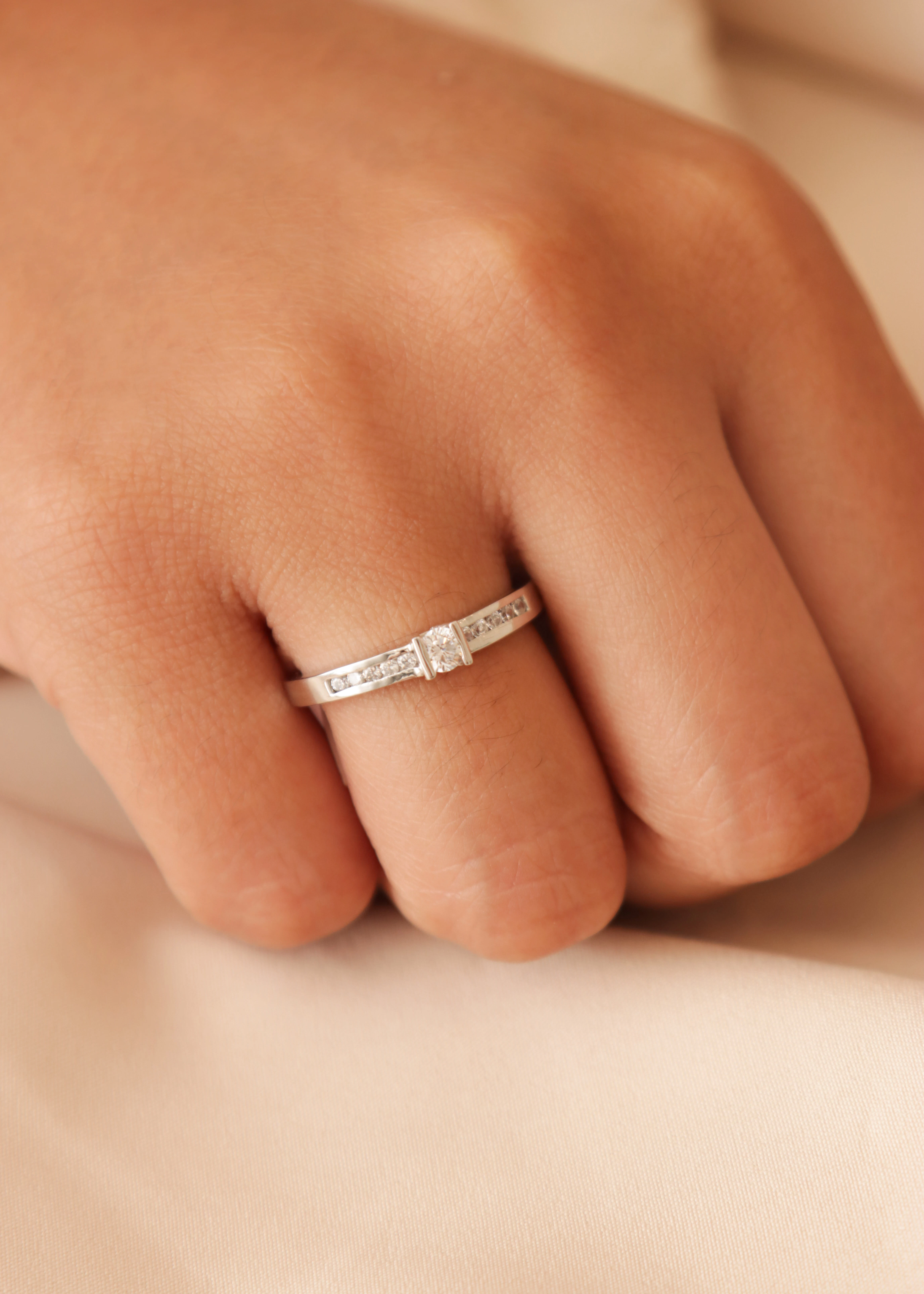 anillo-de-compromiso-en-oro-con-circones-10