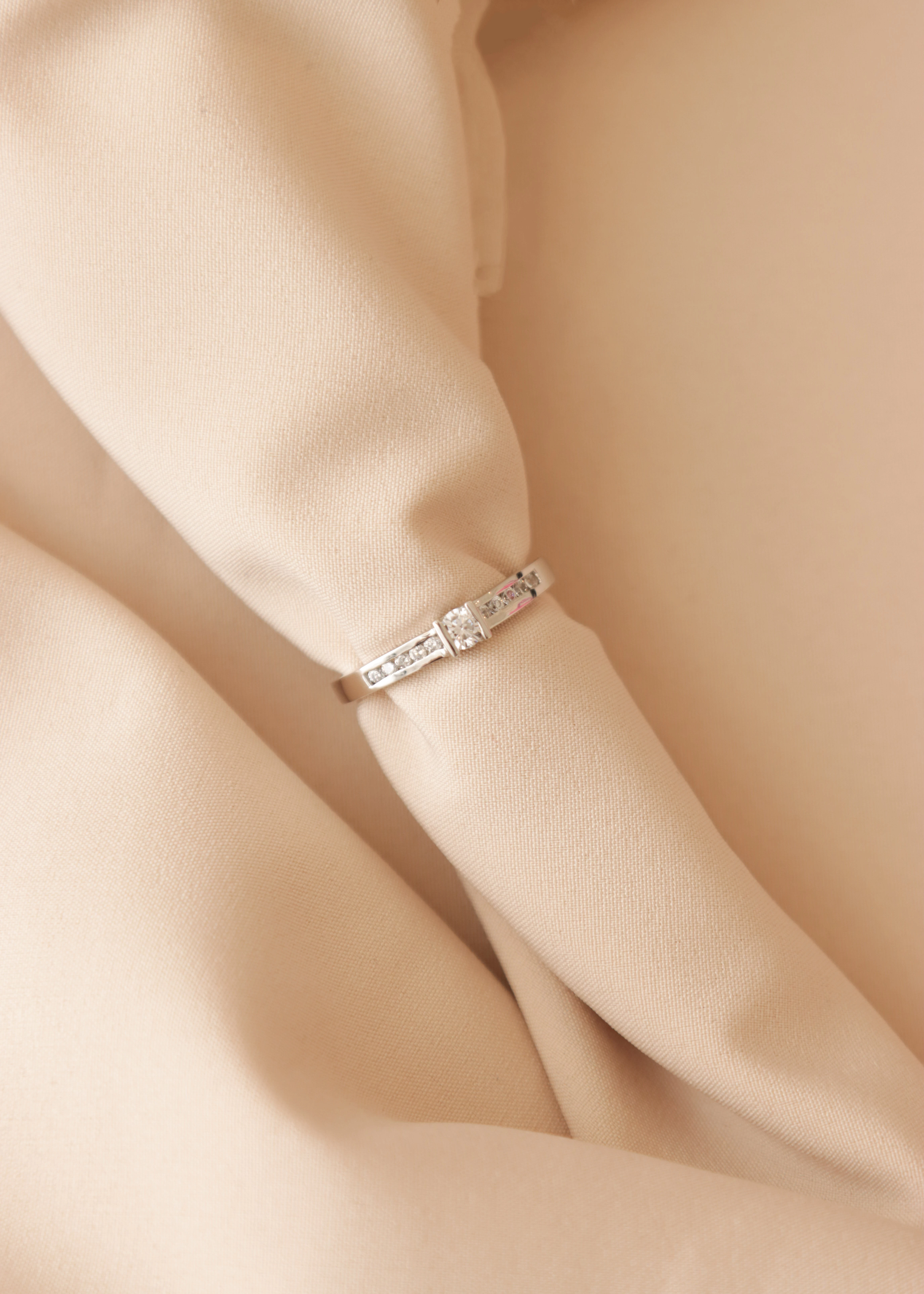 anillo-de-compromiso-en-oro-con-circones-10