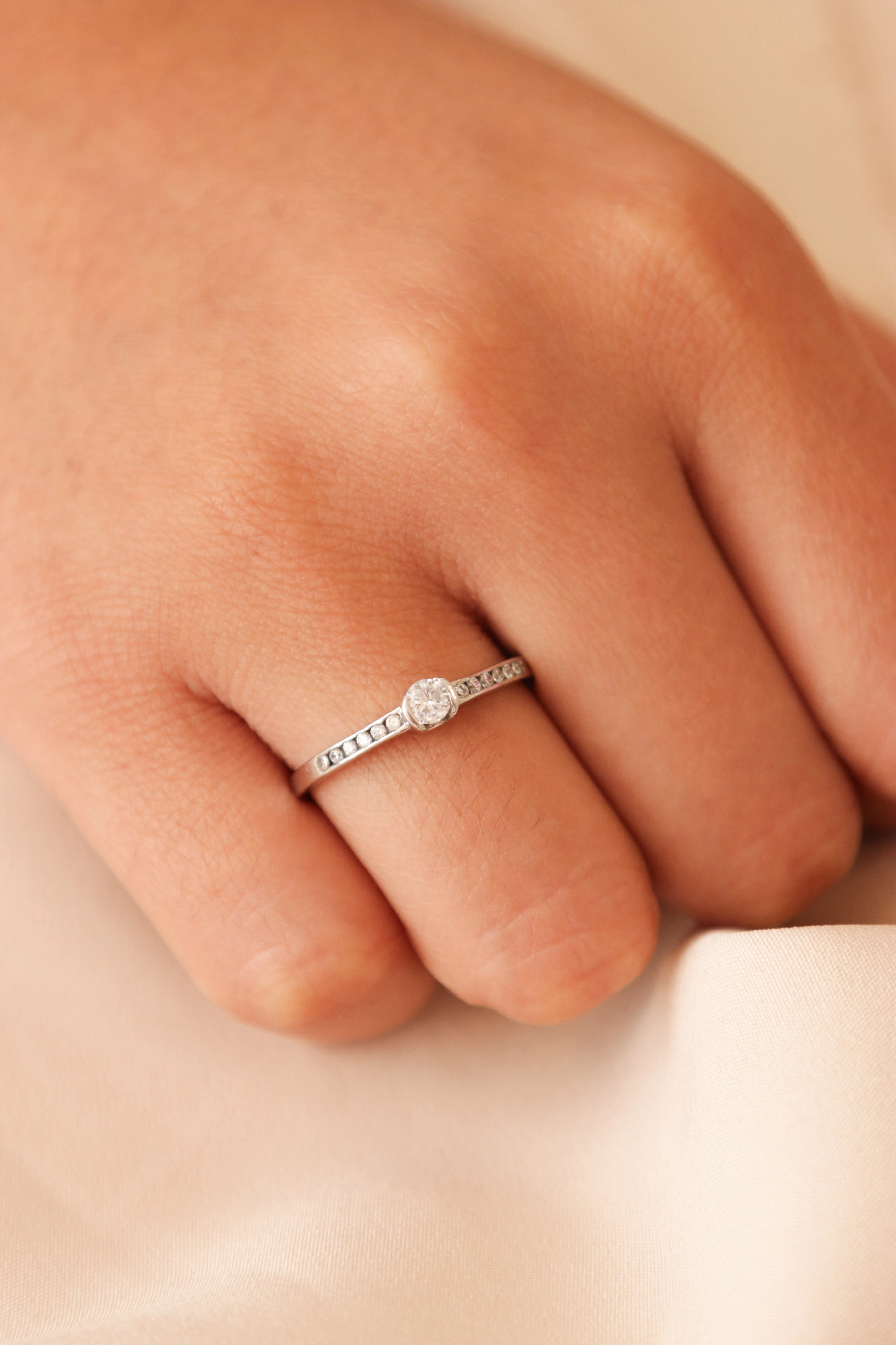 anillo-de-compromiso-en-oro-con-circones-11