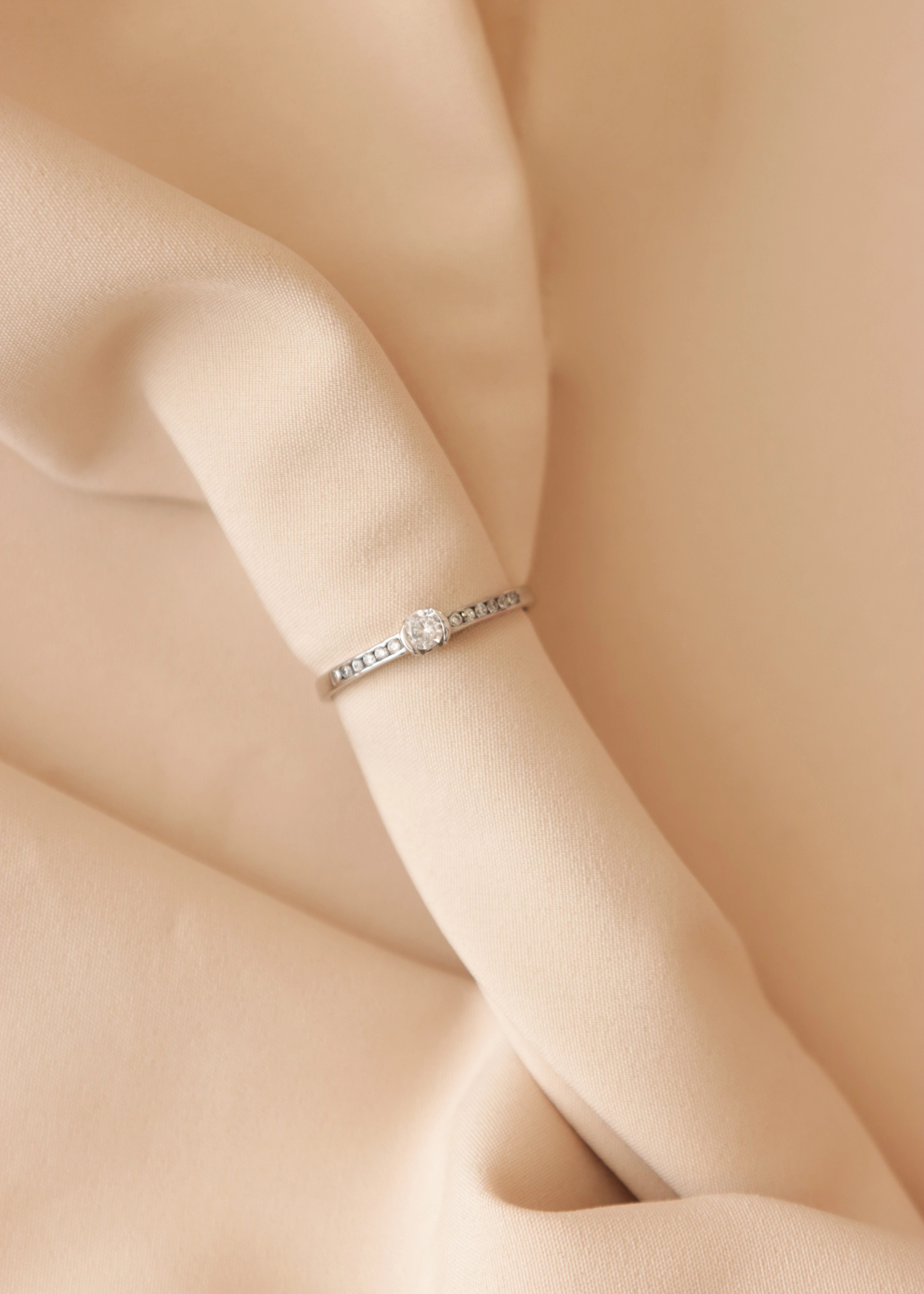 anillo-de-compromiso-en-oro-con-circones-11