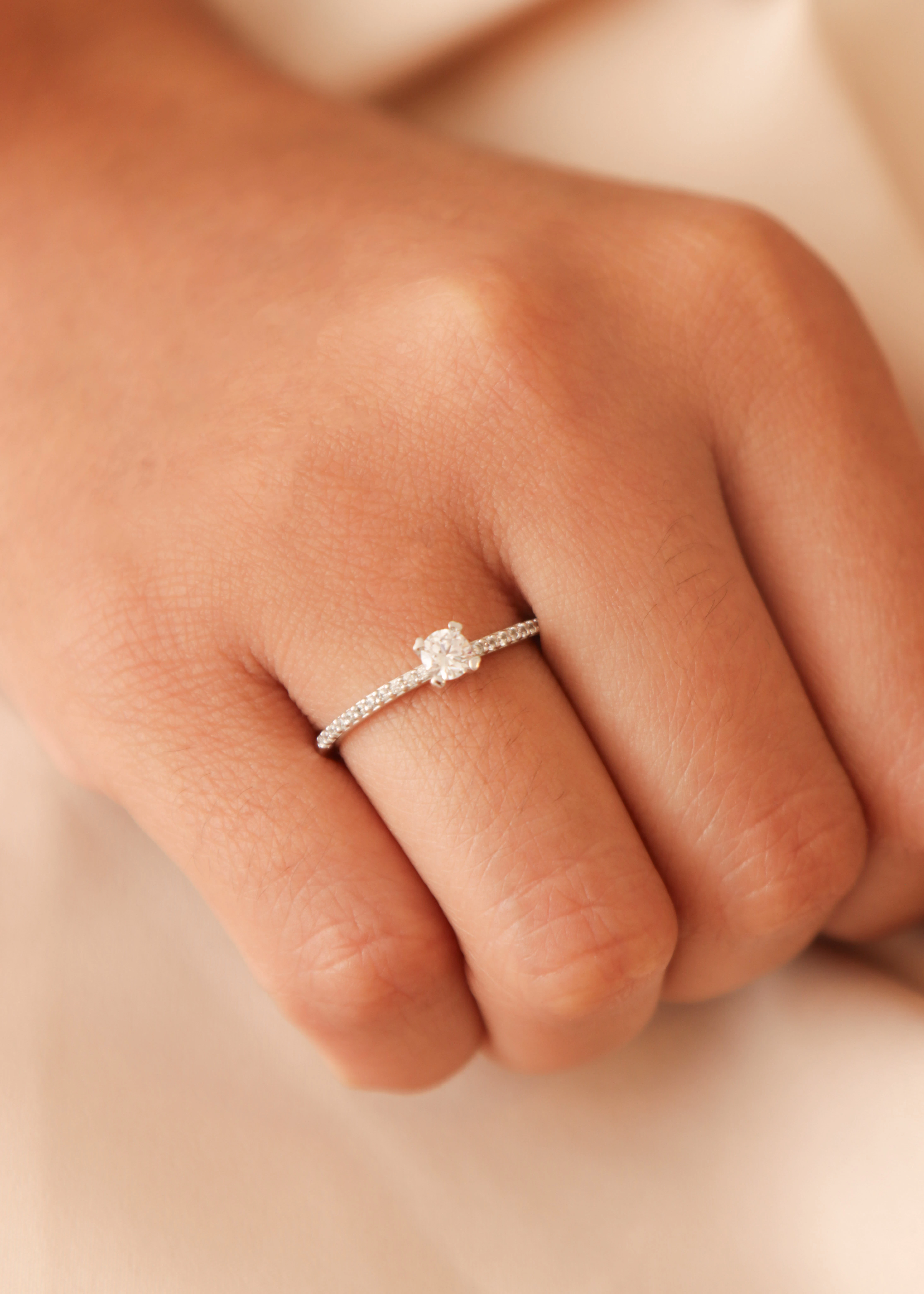 anillo-de-compromiso-en-oro-con-circones-12