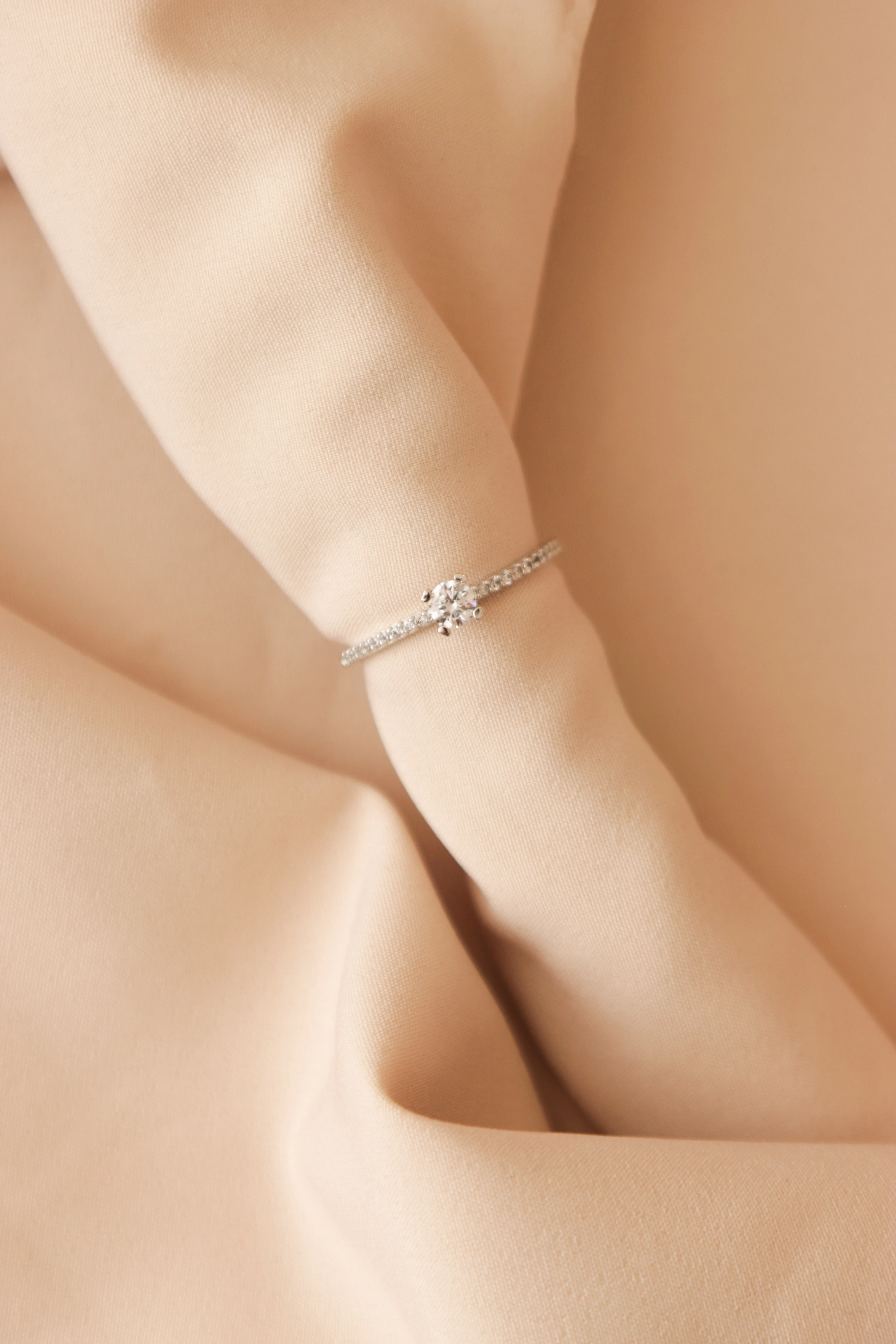 anillo-de-compromiso-en-oro-con-circones-12