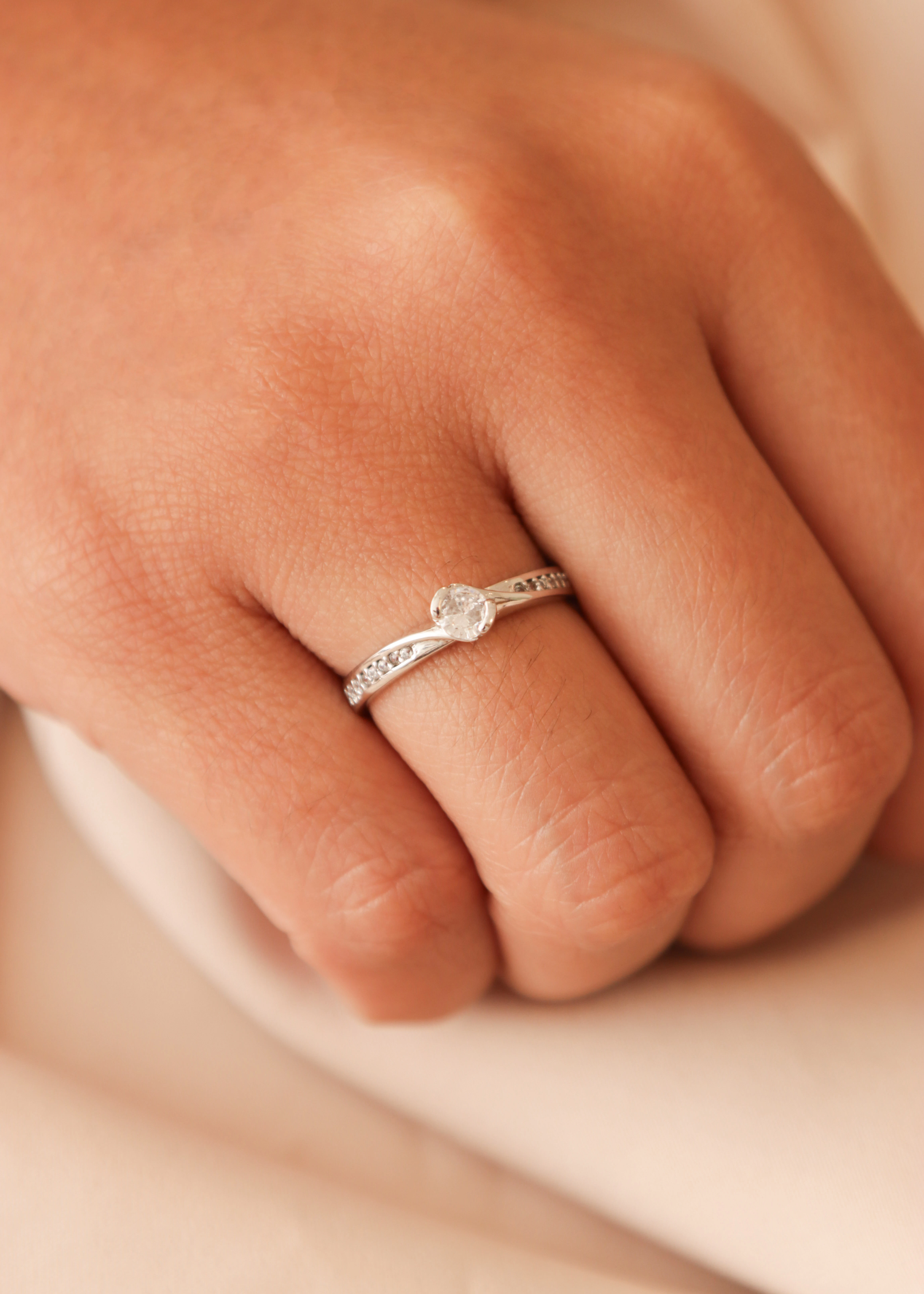 anillo-de-compromiso-en-oro-con-circones-13