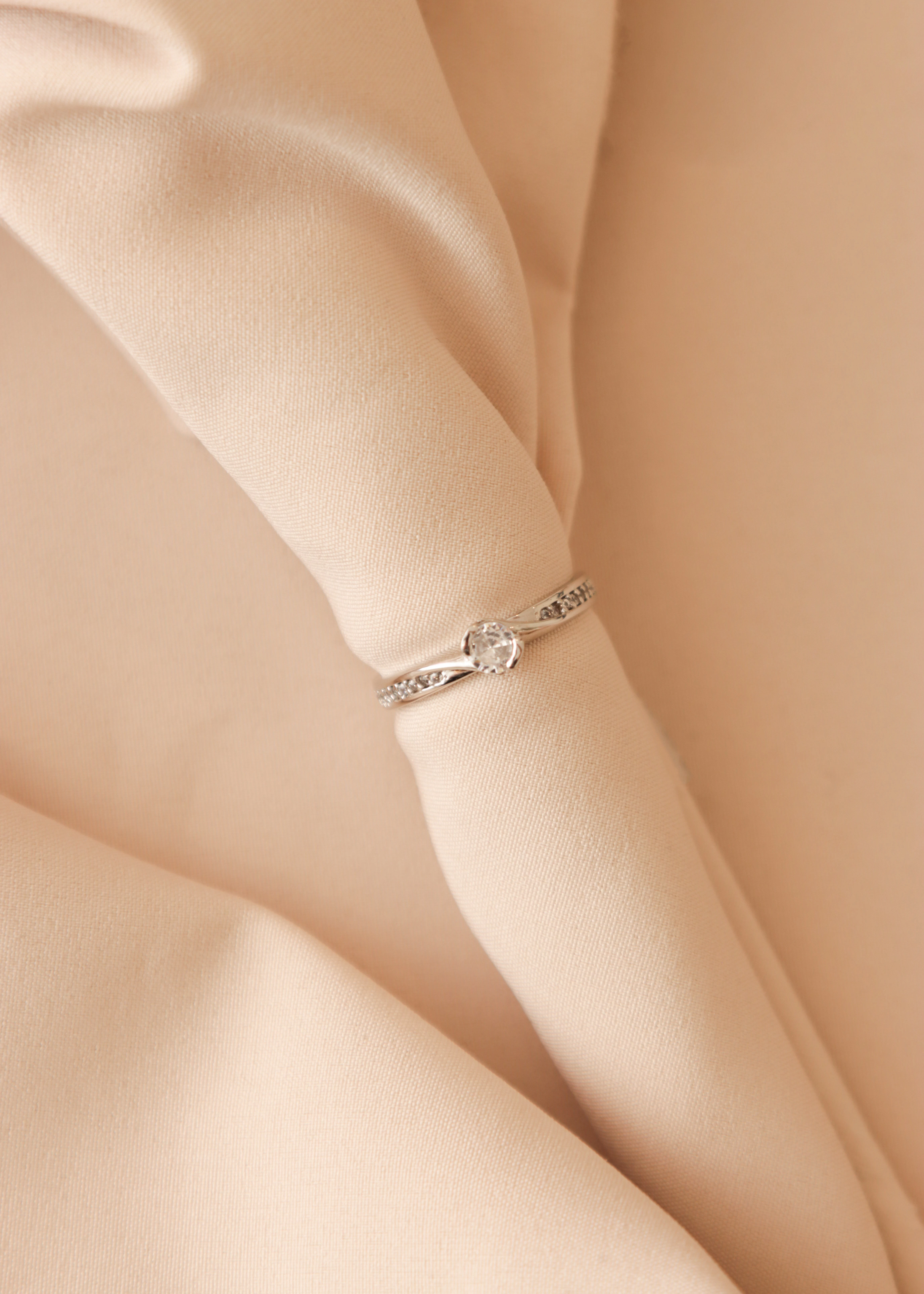 anillo-de-compromiso-en-oro-con-circones-13