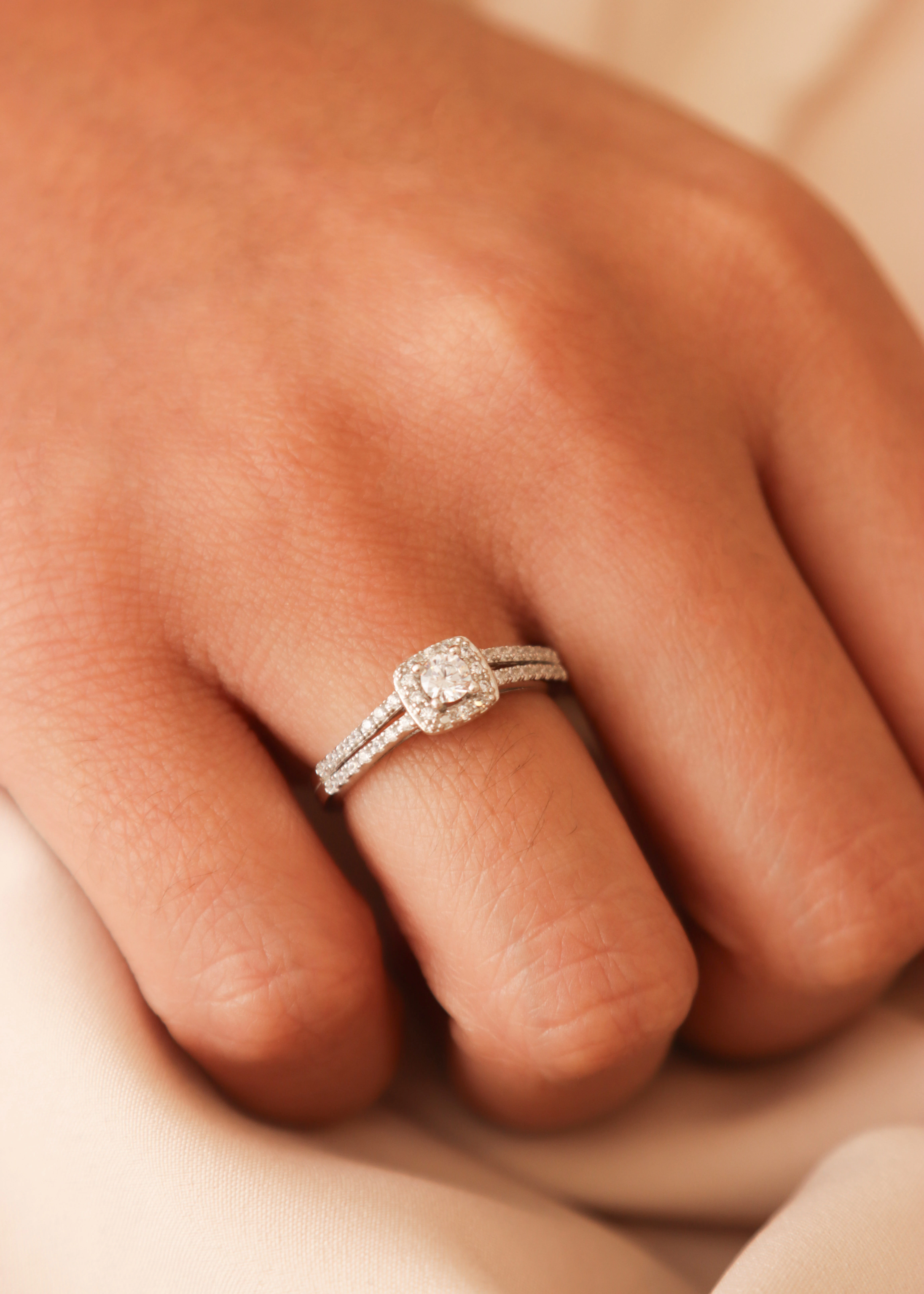 anillo-de-compromiso-en-oro-con-circones-14