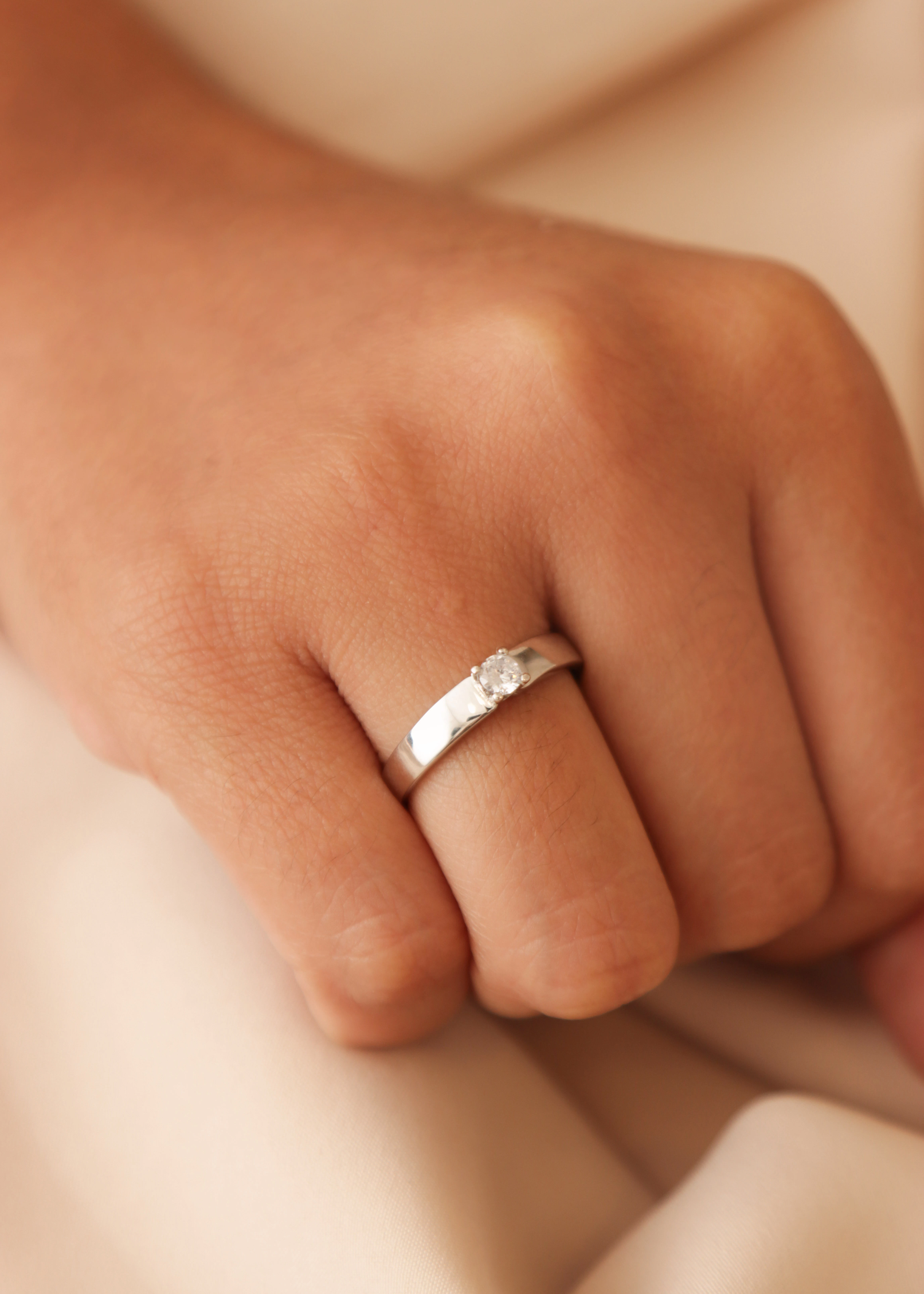 anillo-de-compromiso-en-oro-con-circones-15