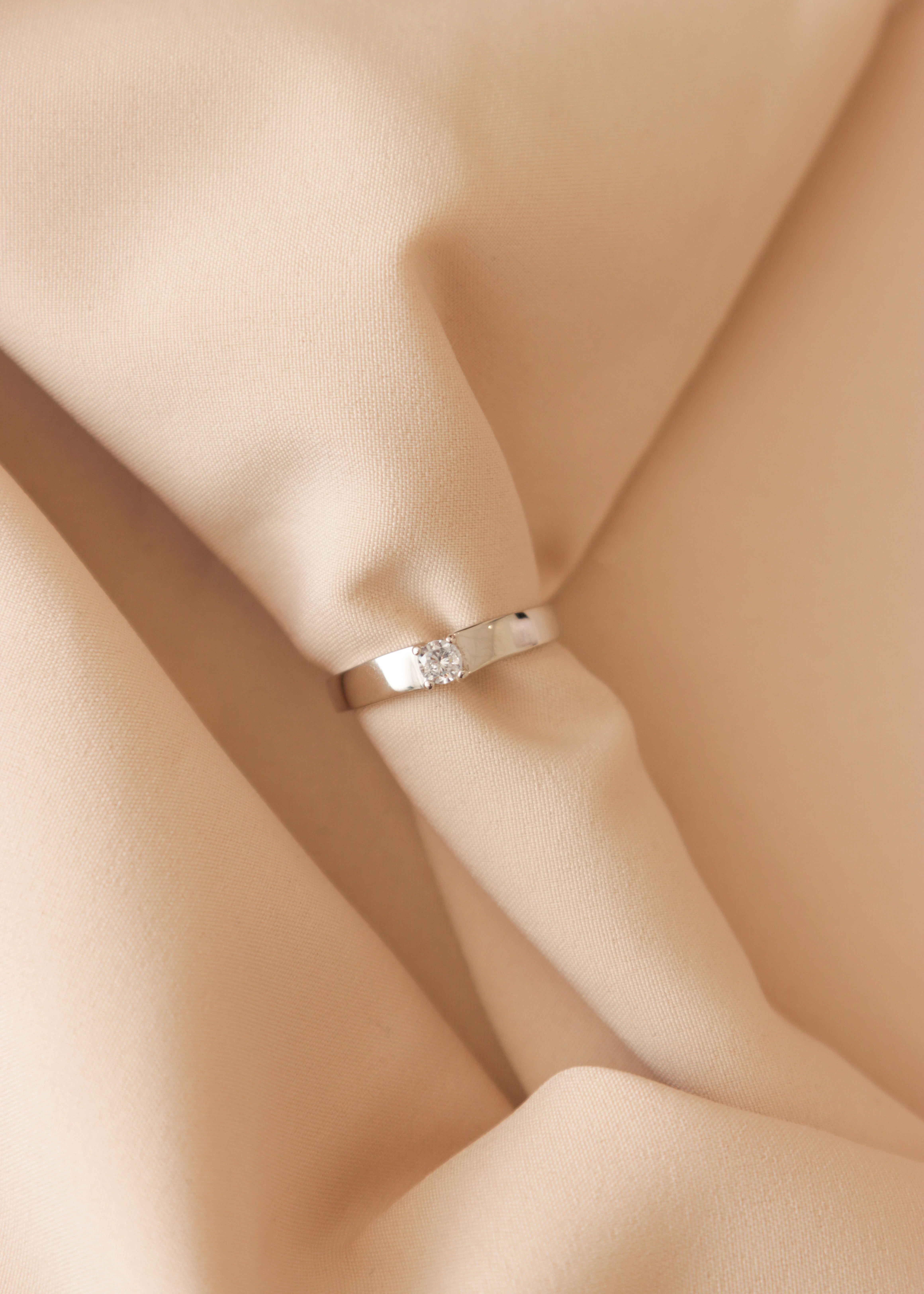 anillo-de-compromiso-en-oro-con-circones-15