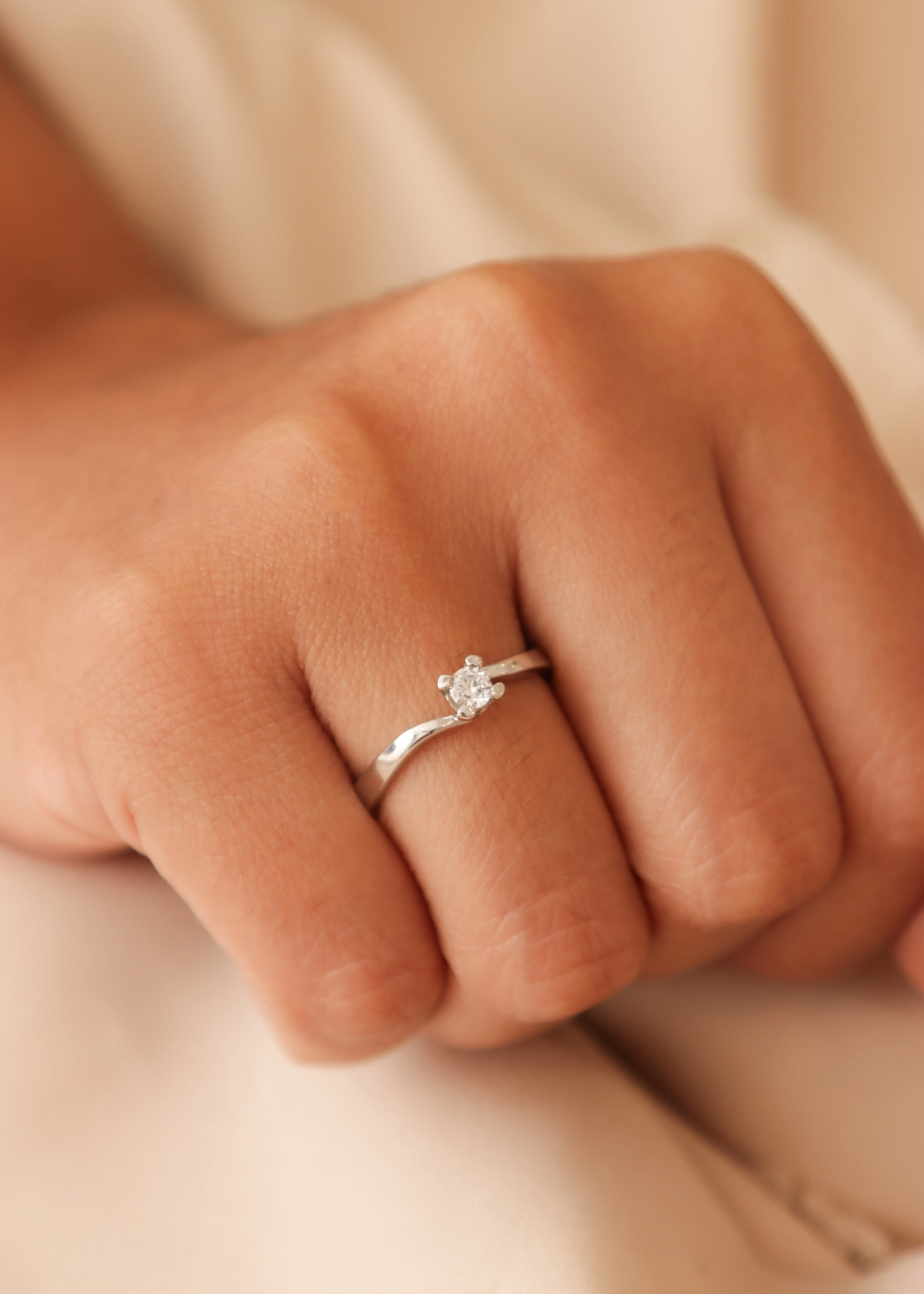 anillo-de-compromiso-en-oro-con-circones-17