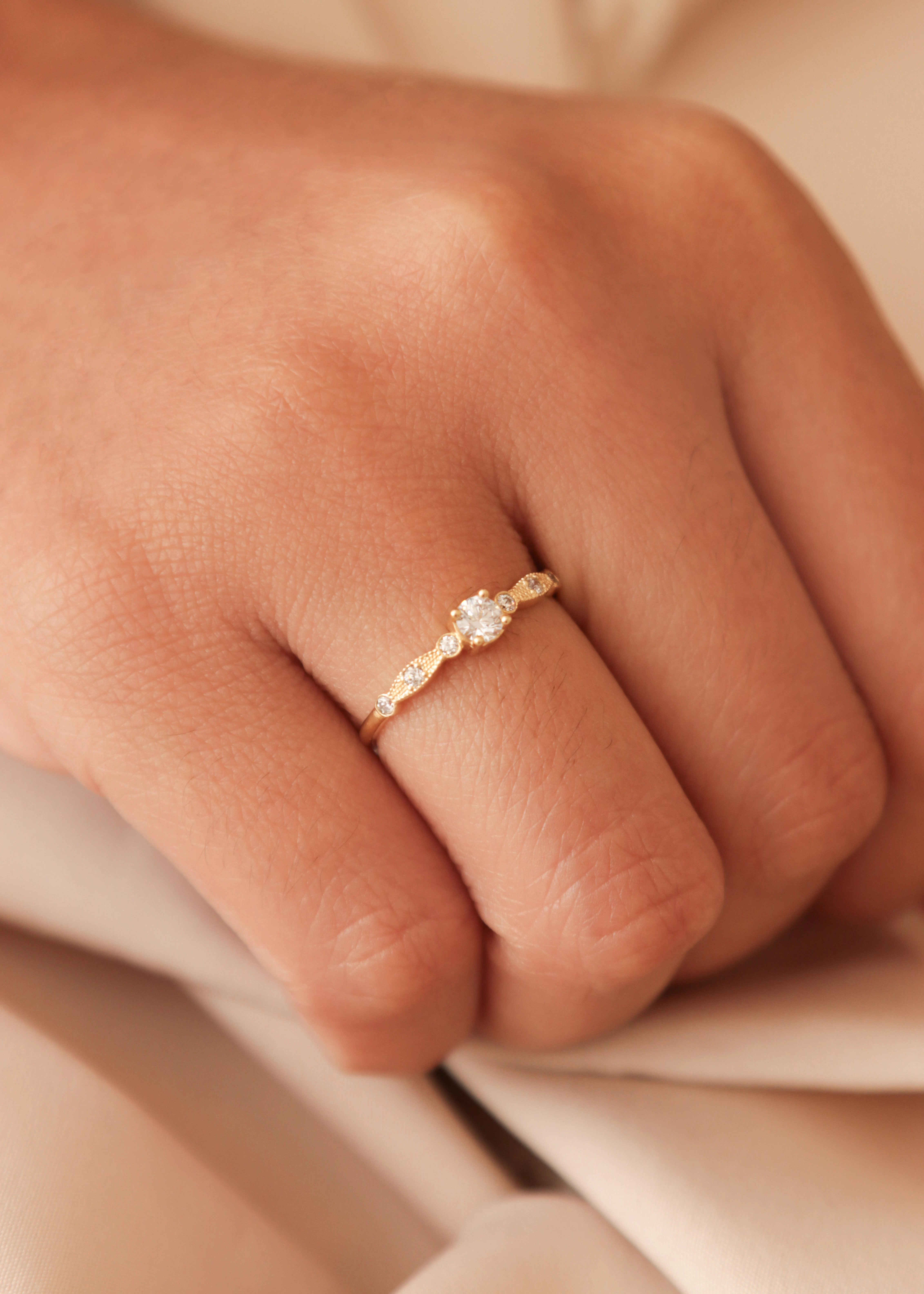 anillo-de-compromiso-en-oro-con-circones-19