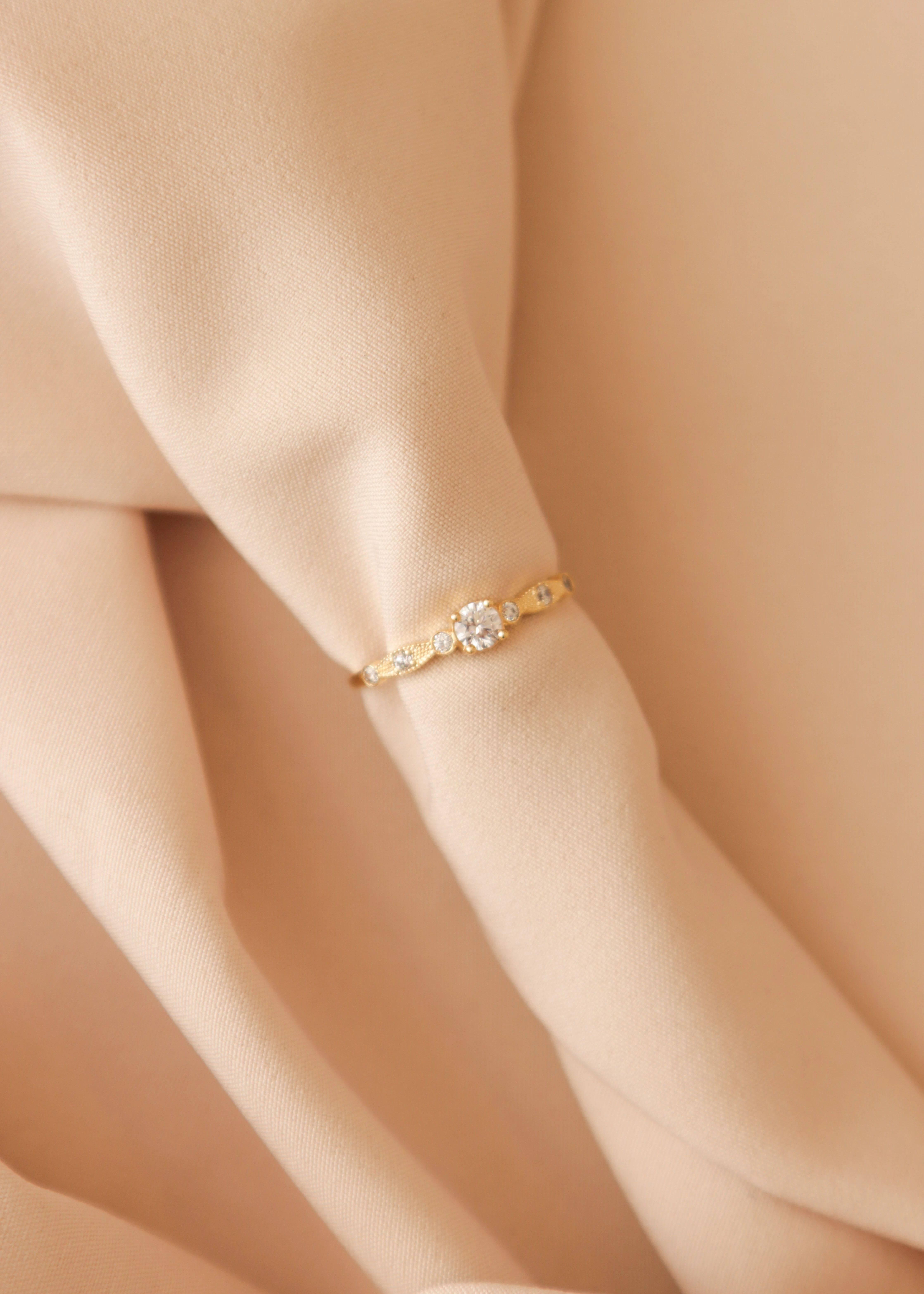 anillo-de-compromiso-en-oro-con-circones-19