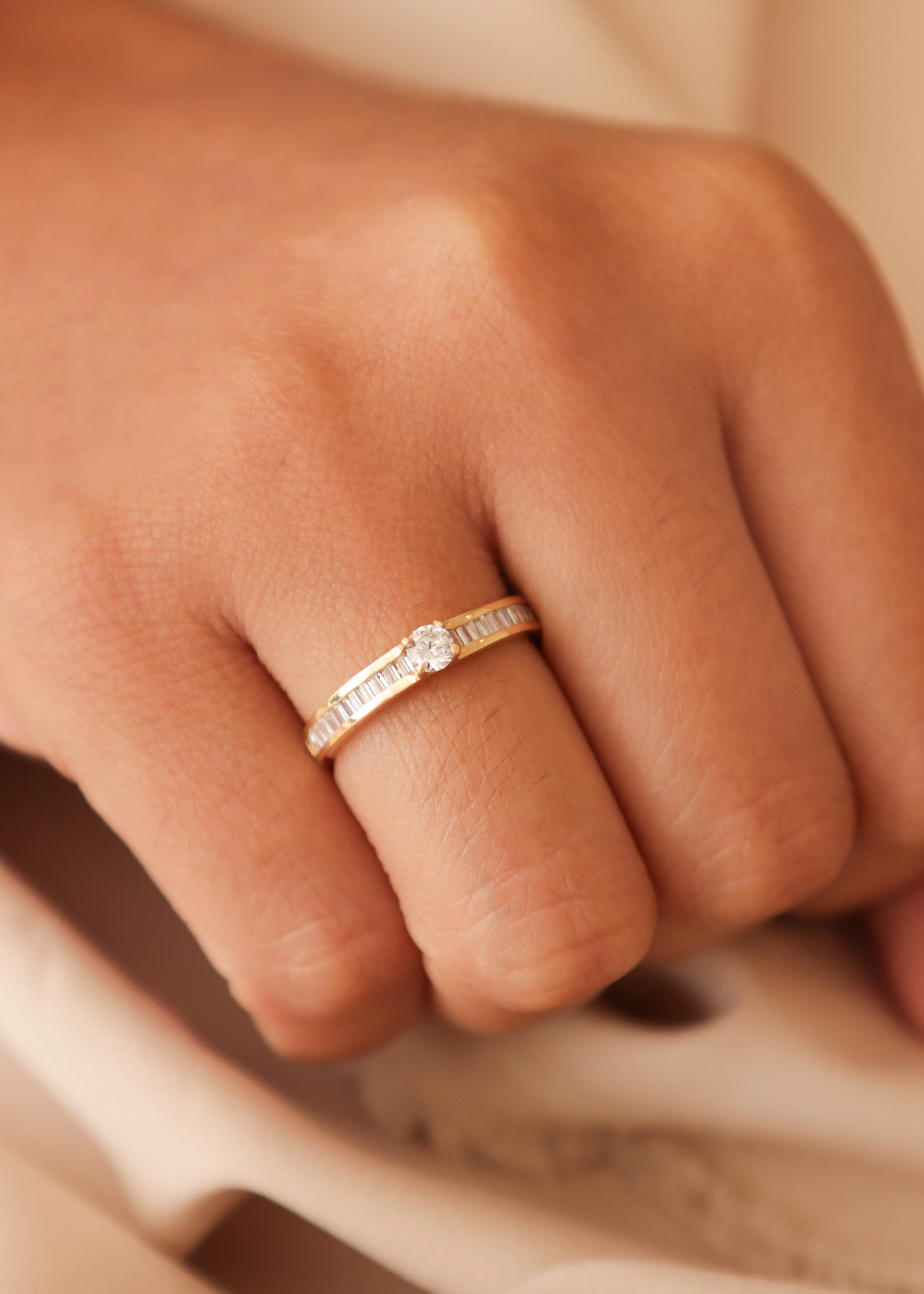 anillo-de-compromiso-en-oro-con-circones-21