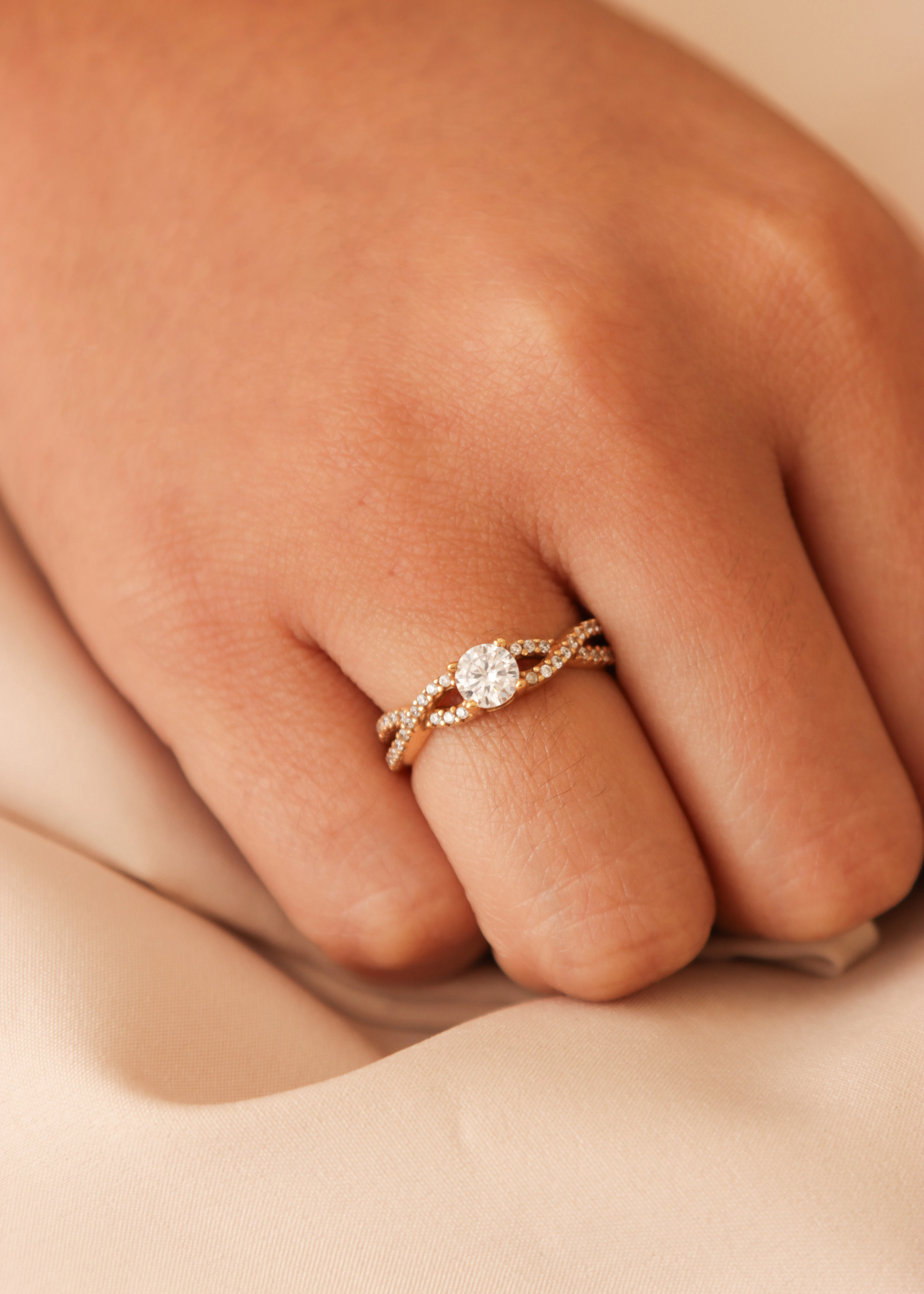 anillo-de-compromiso-en-oro-con-circones-22