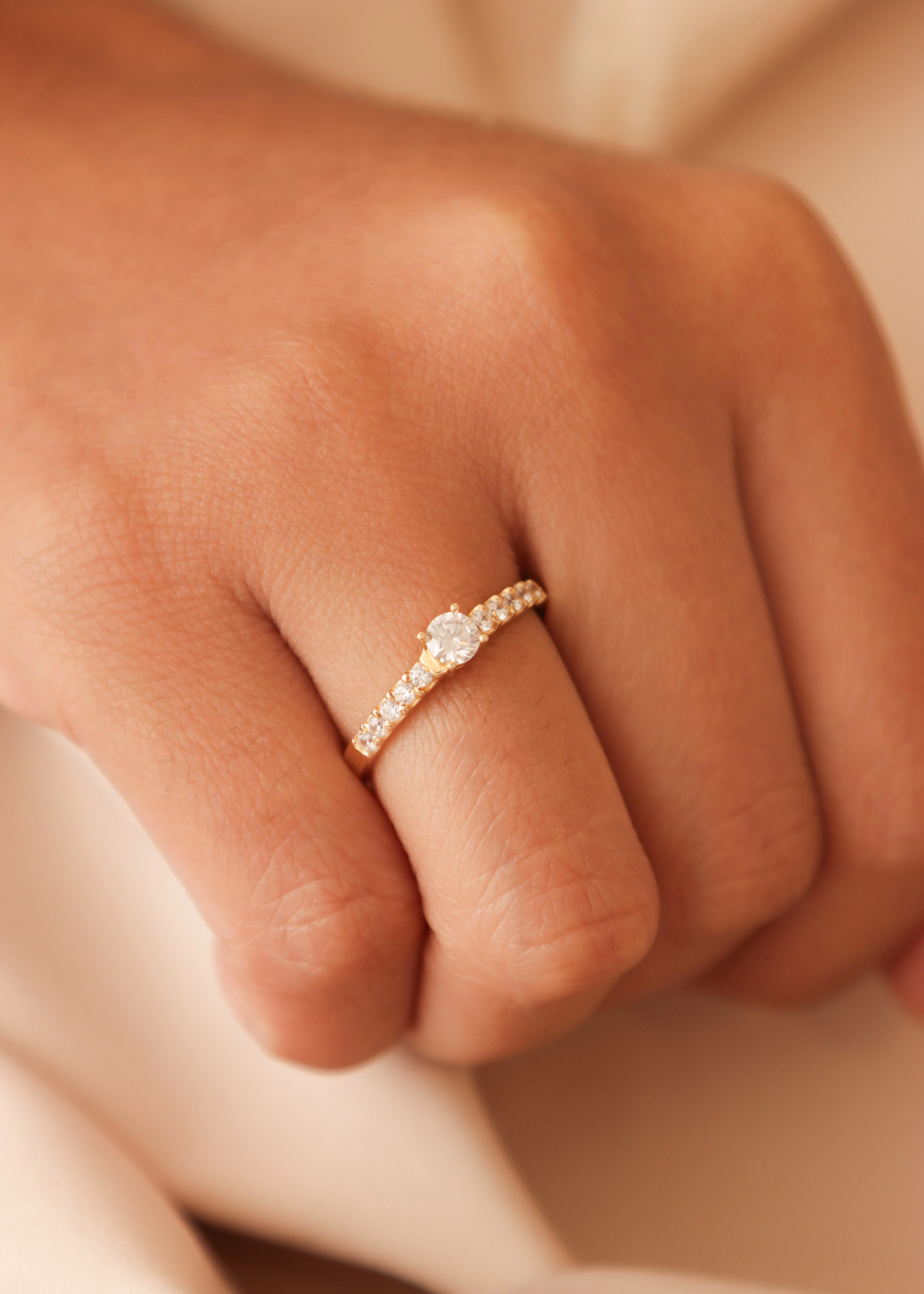 anillo-de-compromiso-en-oro-con-circones-23