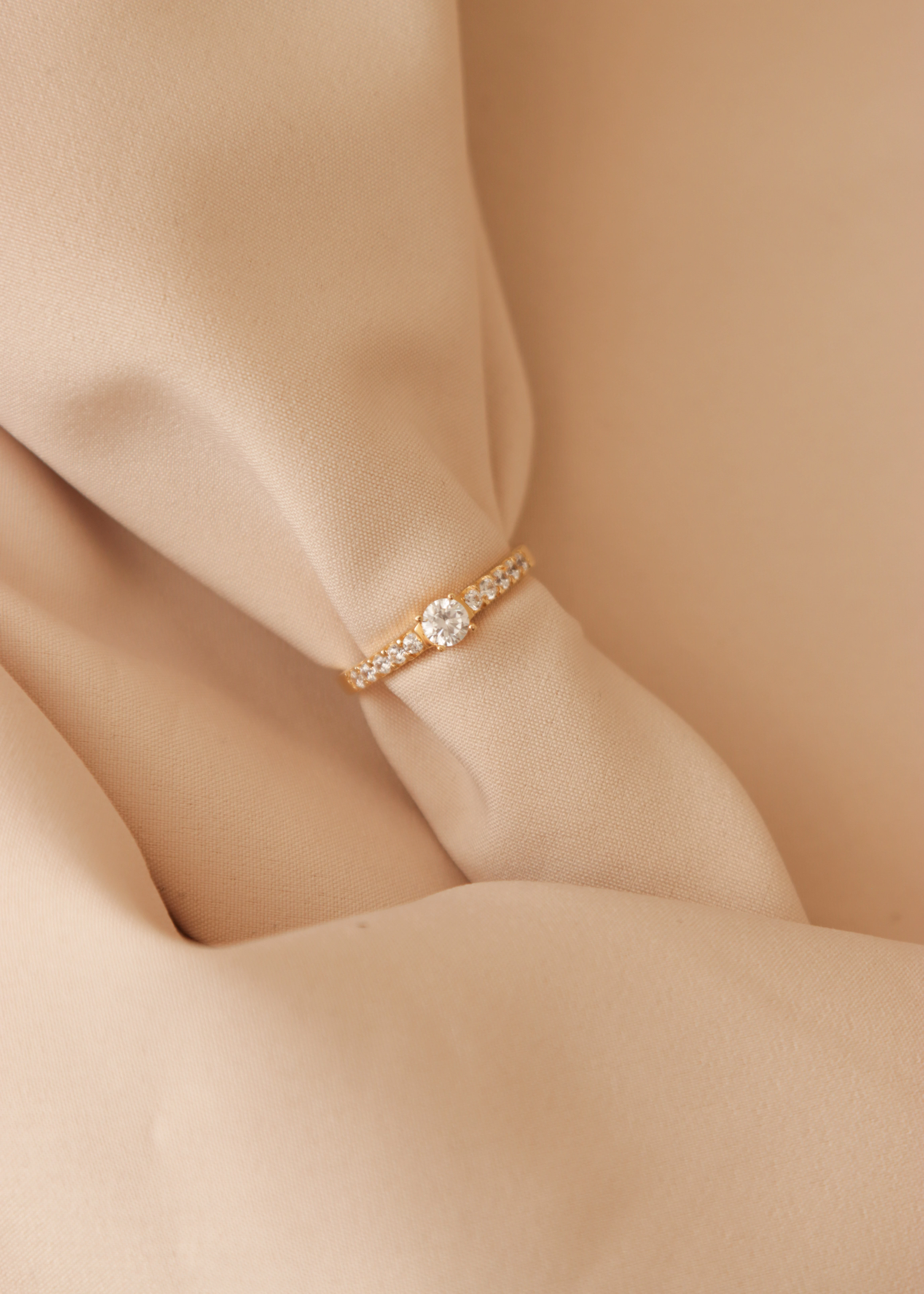 anillo-de-compromiso-en-oro-con-circones-23