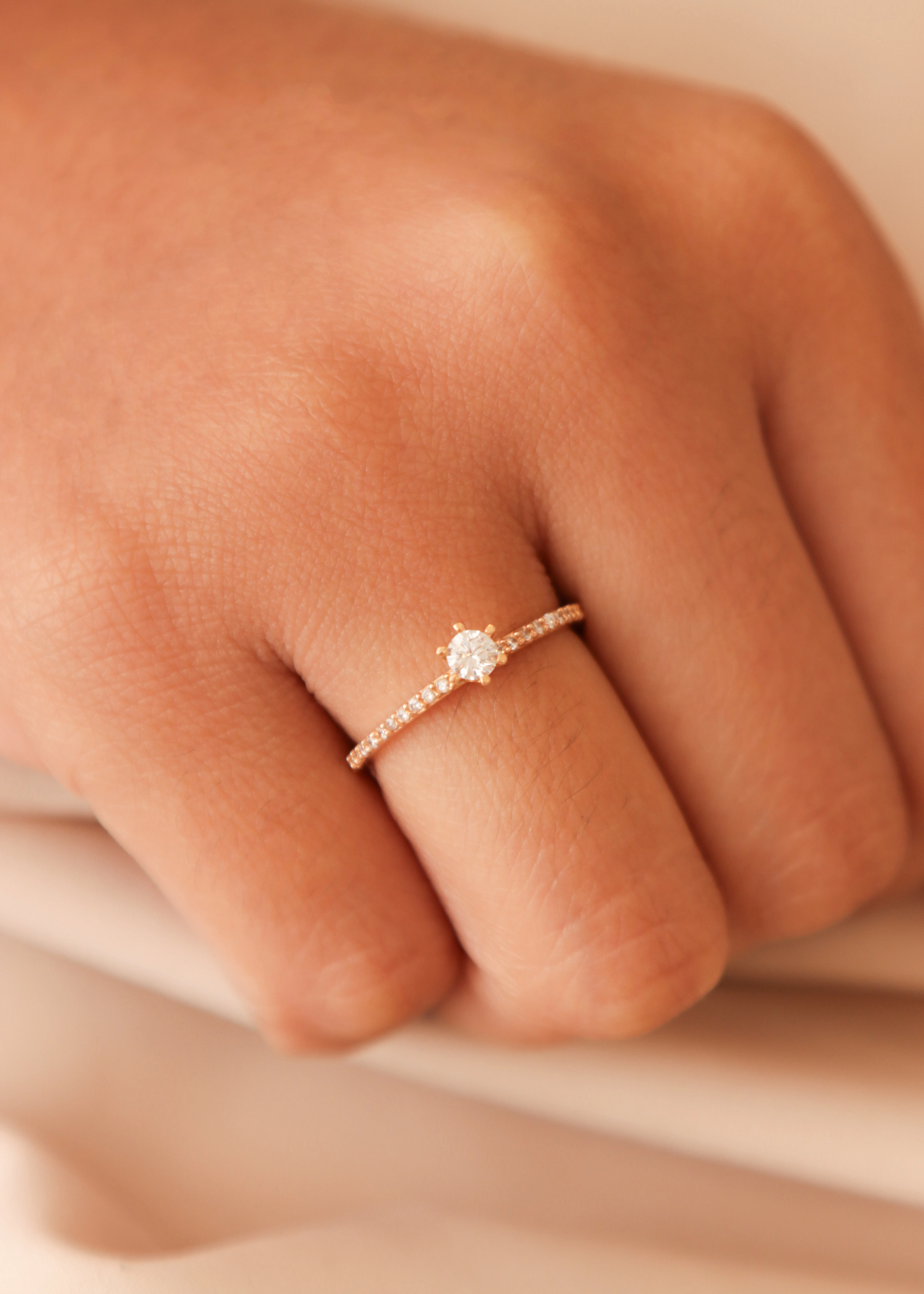 anillo-de-compromiso-en-oro-con-circones-24