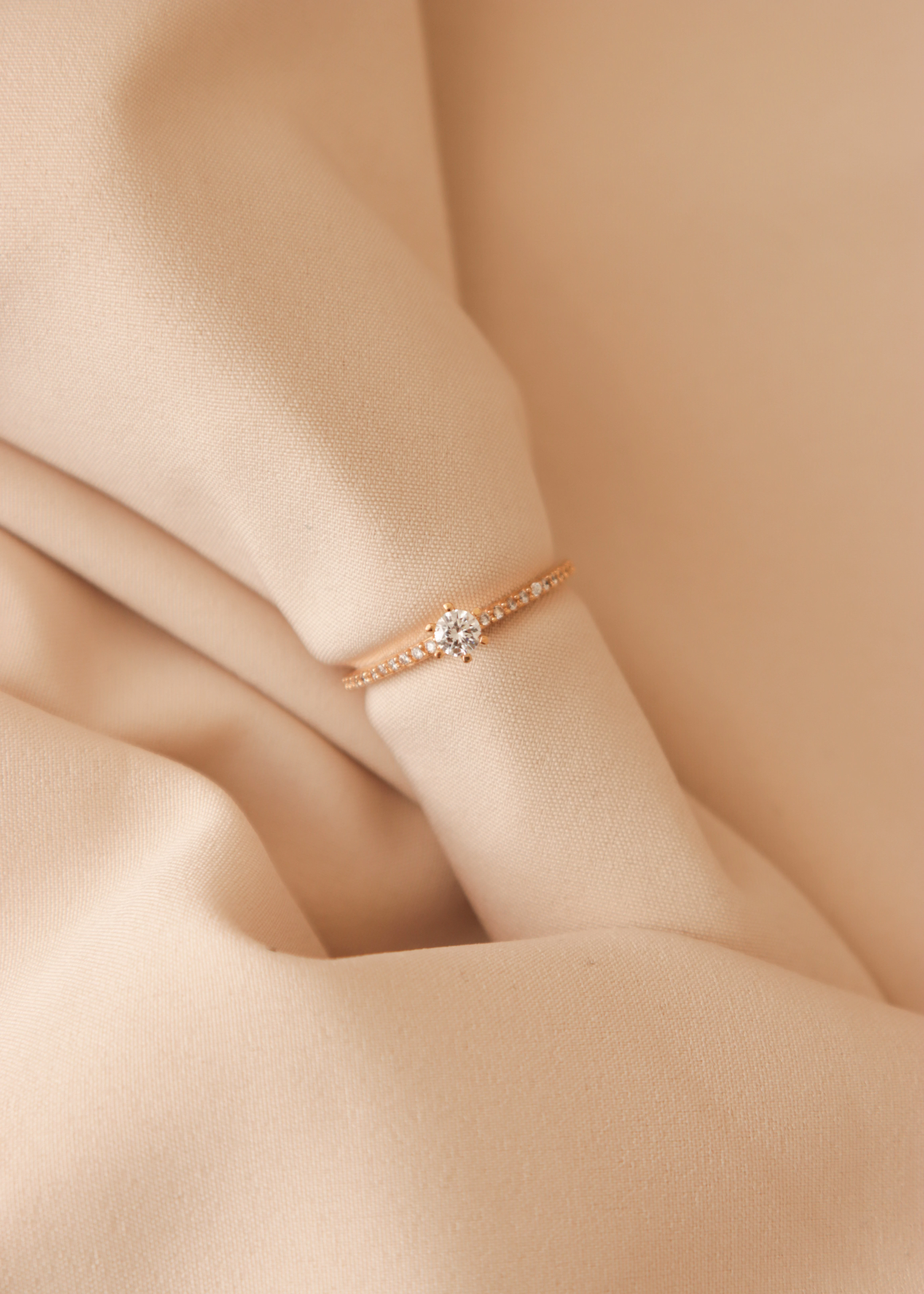 anillo-de-compromiso-en-oro-con-circones-24