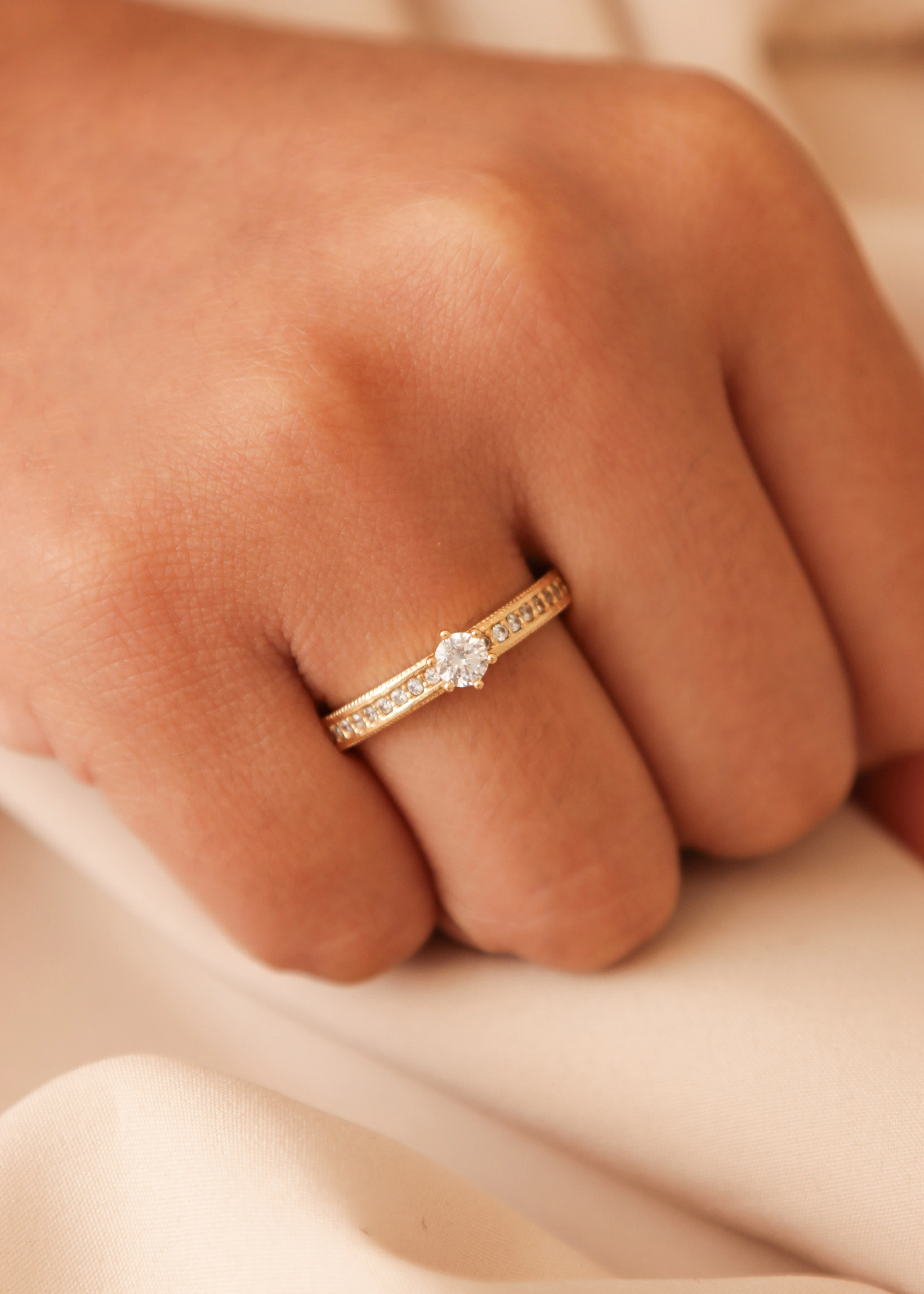 anillo-de-compromiso-en-oro-con-circones-25