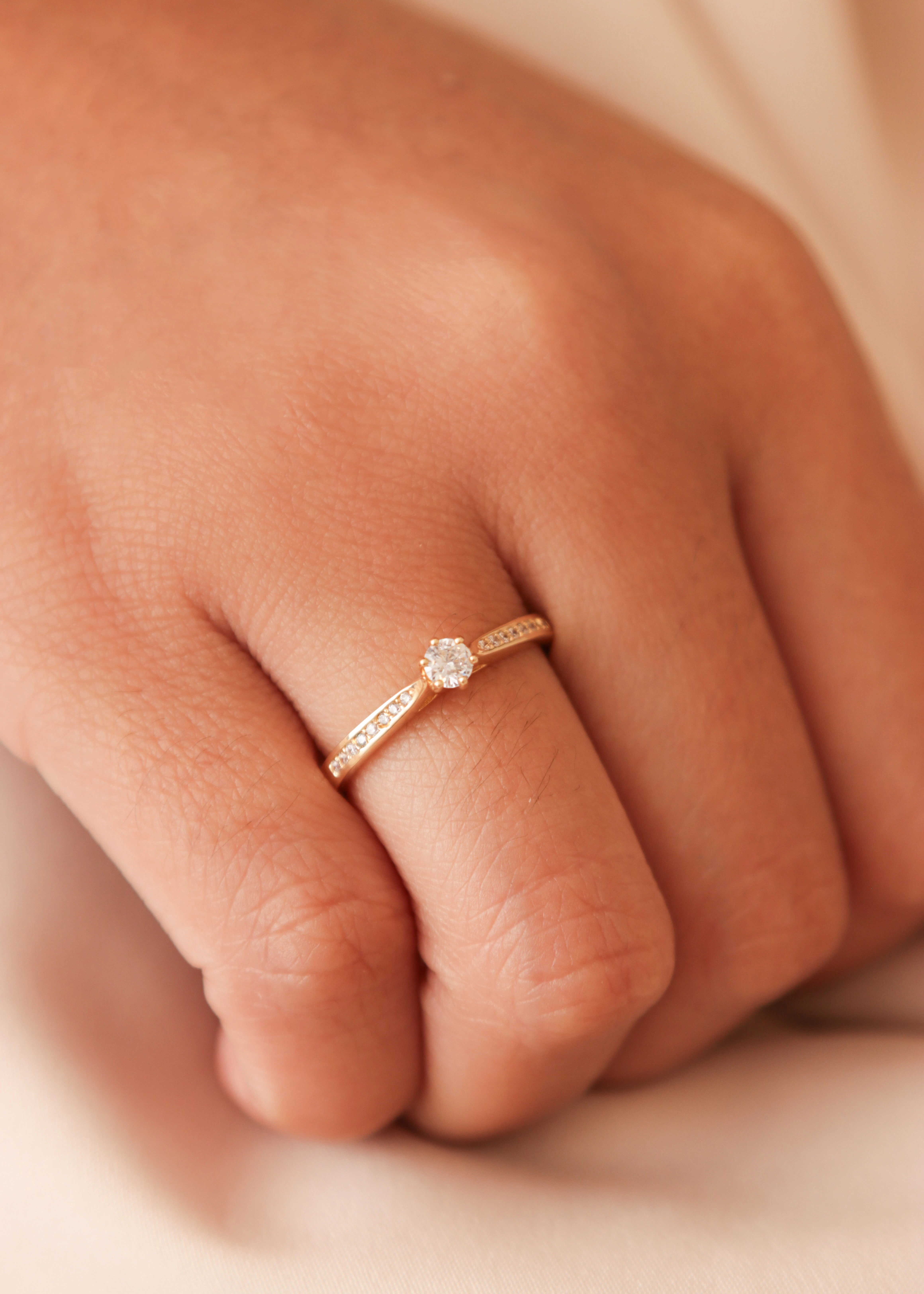 anillo-de-compromiso-en-oro-con-circones-26