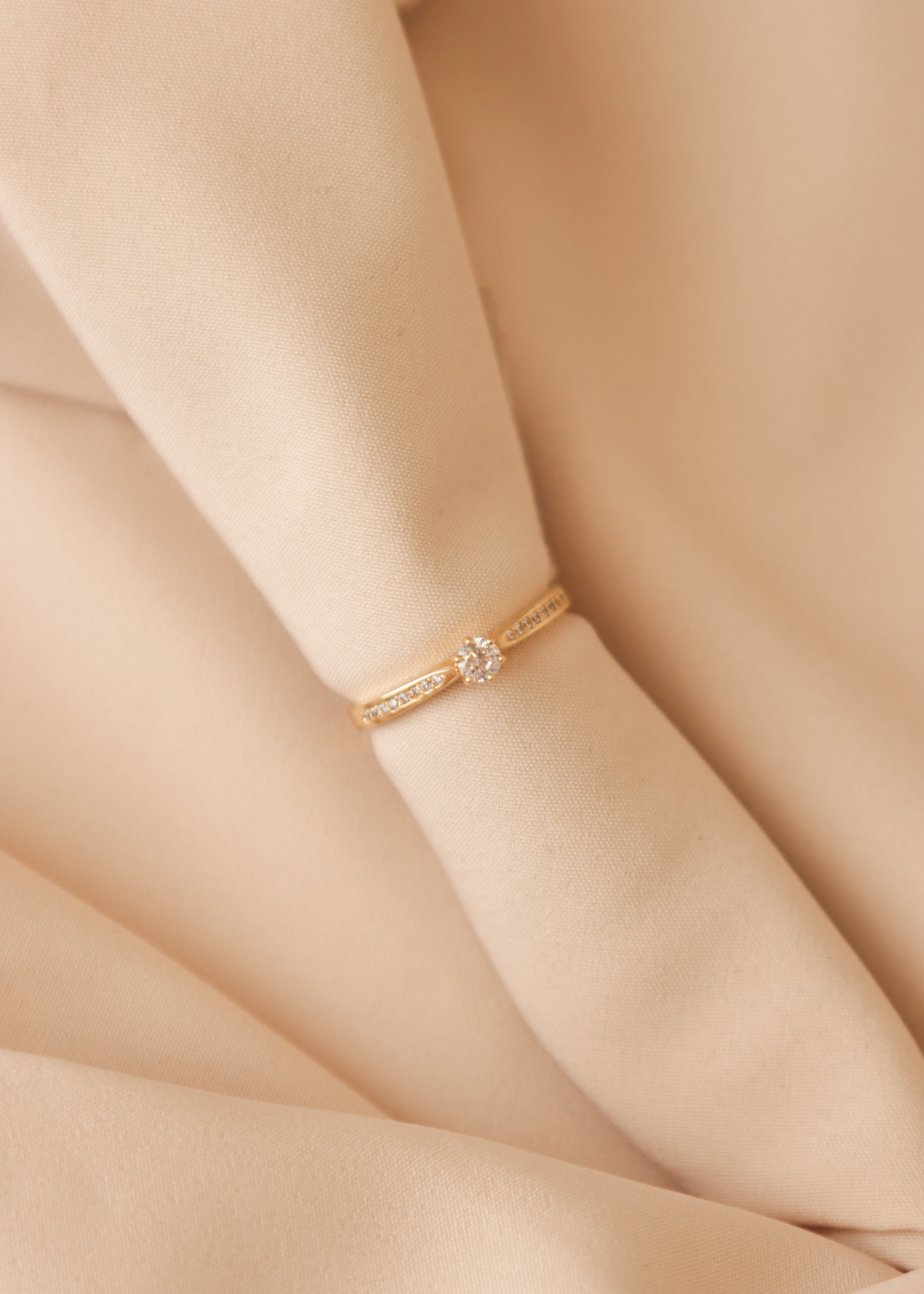 anillo-de-compromiso-en-oro-con-circones-26