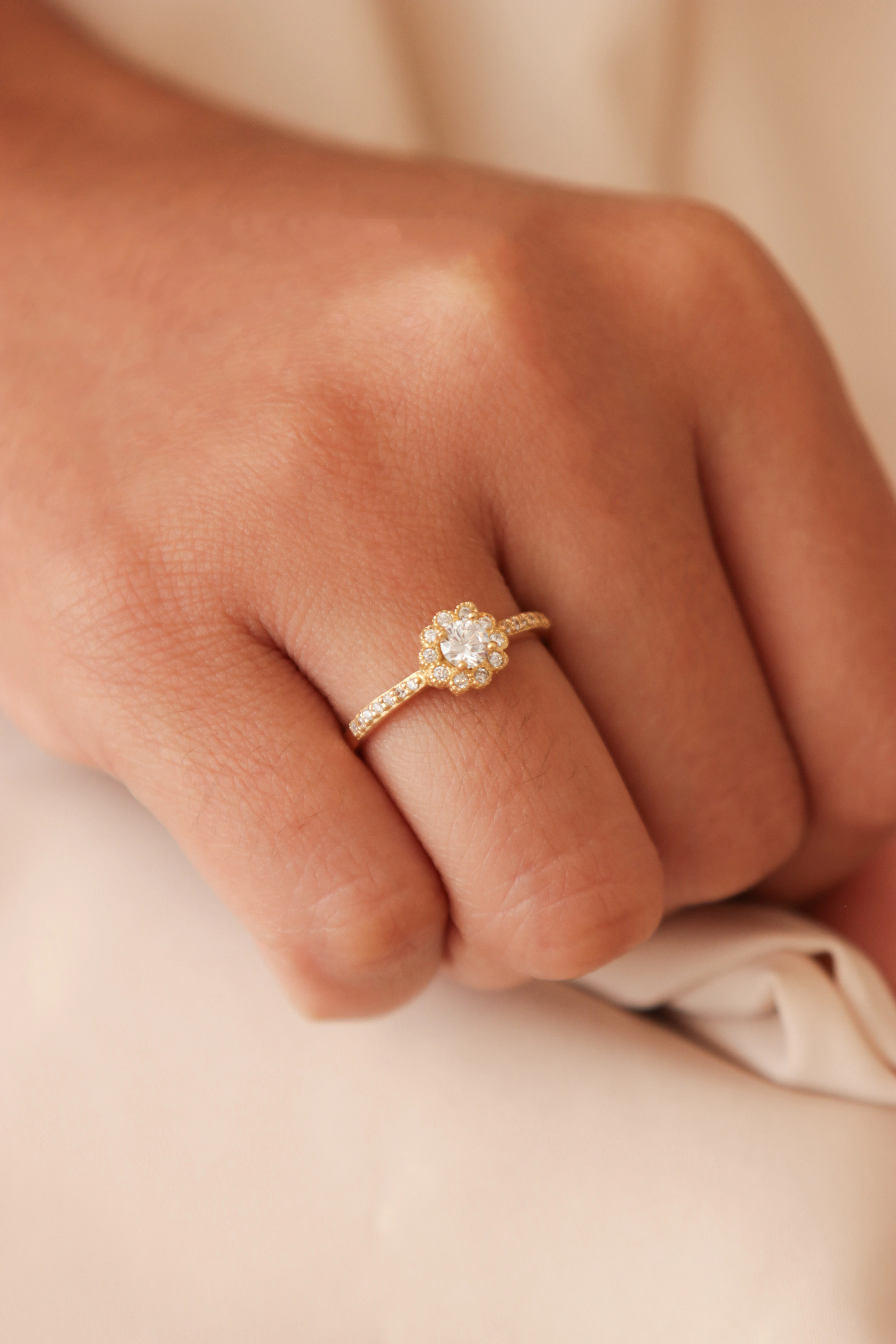 anillo-de-compromiso-en-oro-con-circones-29