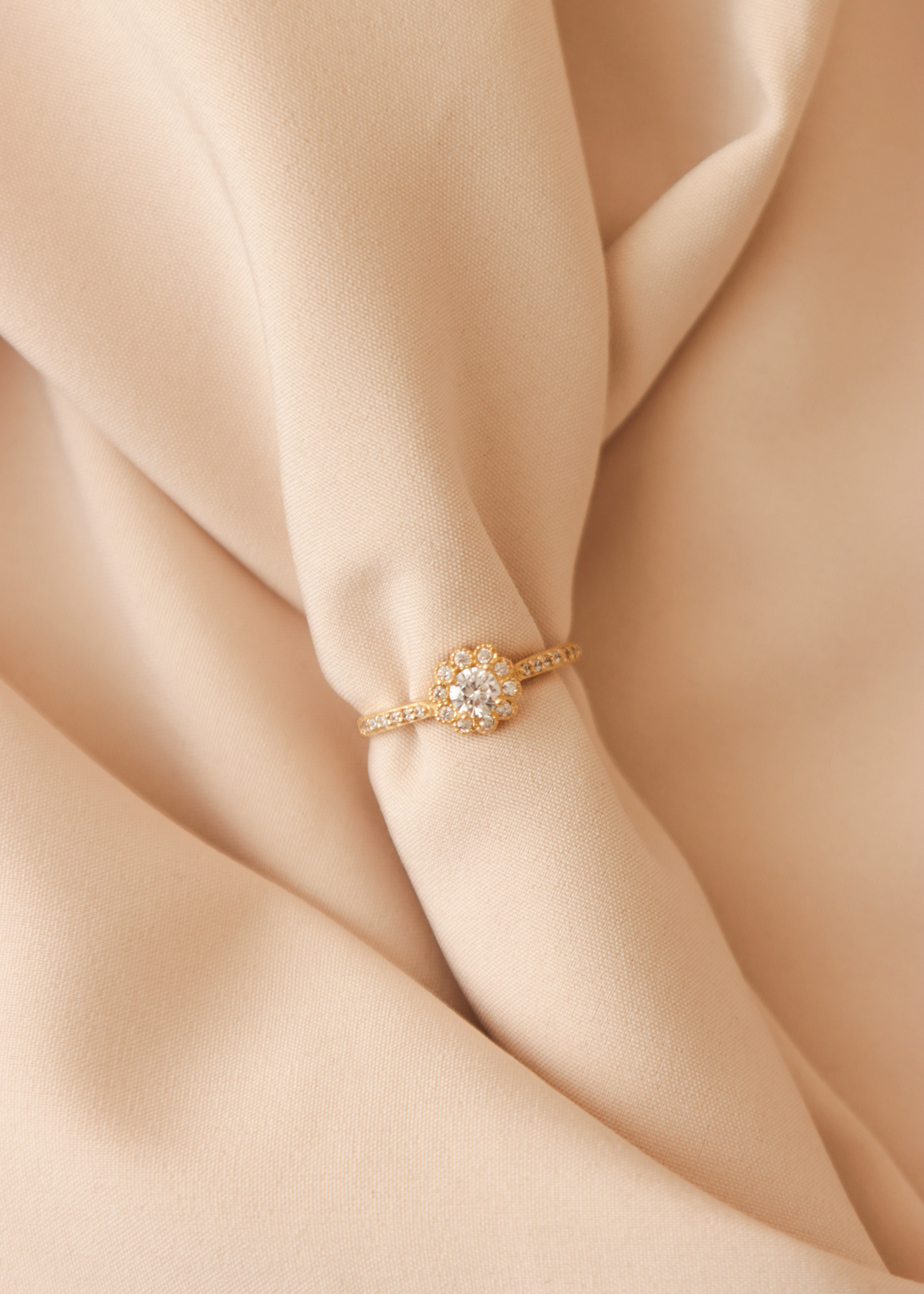 anillo-de-compromiso-en-oro-con-circones-29