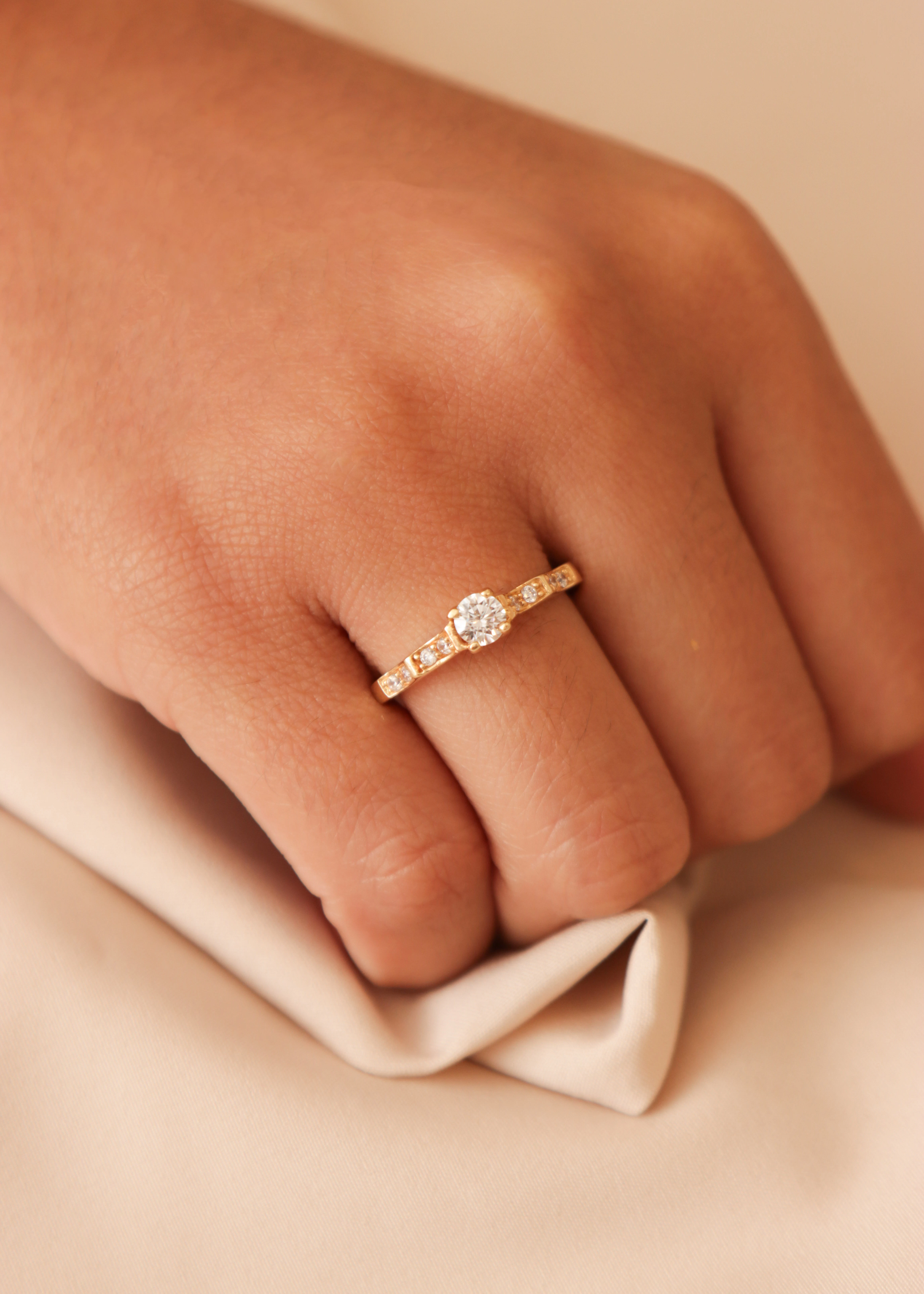 anillo-de-compromiso-en-oro-con-circones-34