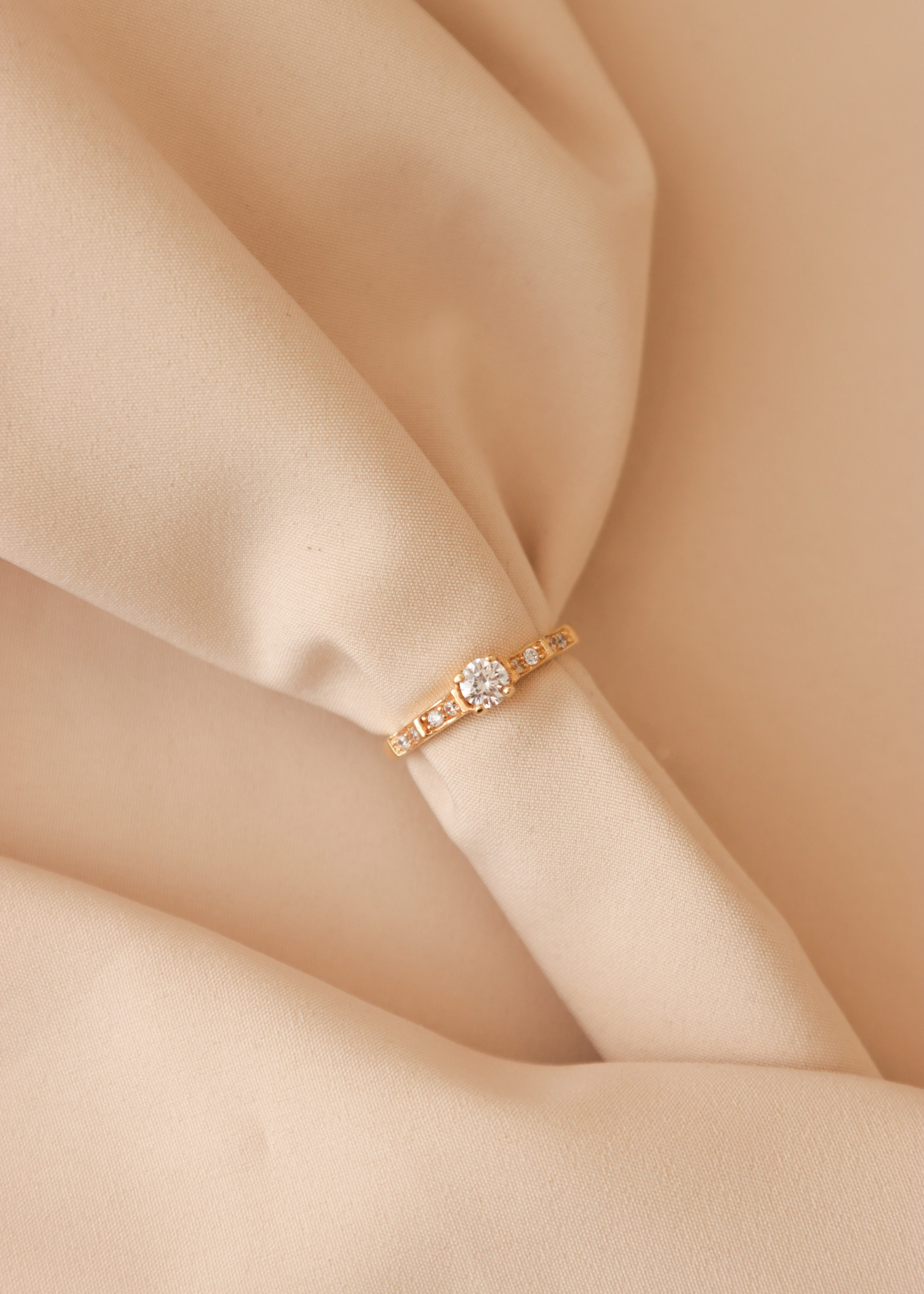 anillo-de-compromiso-en-oro-con-circones-34