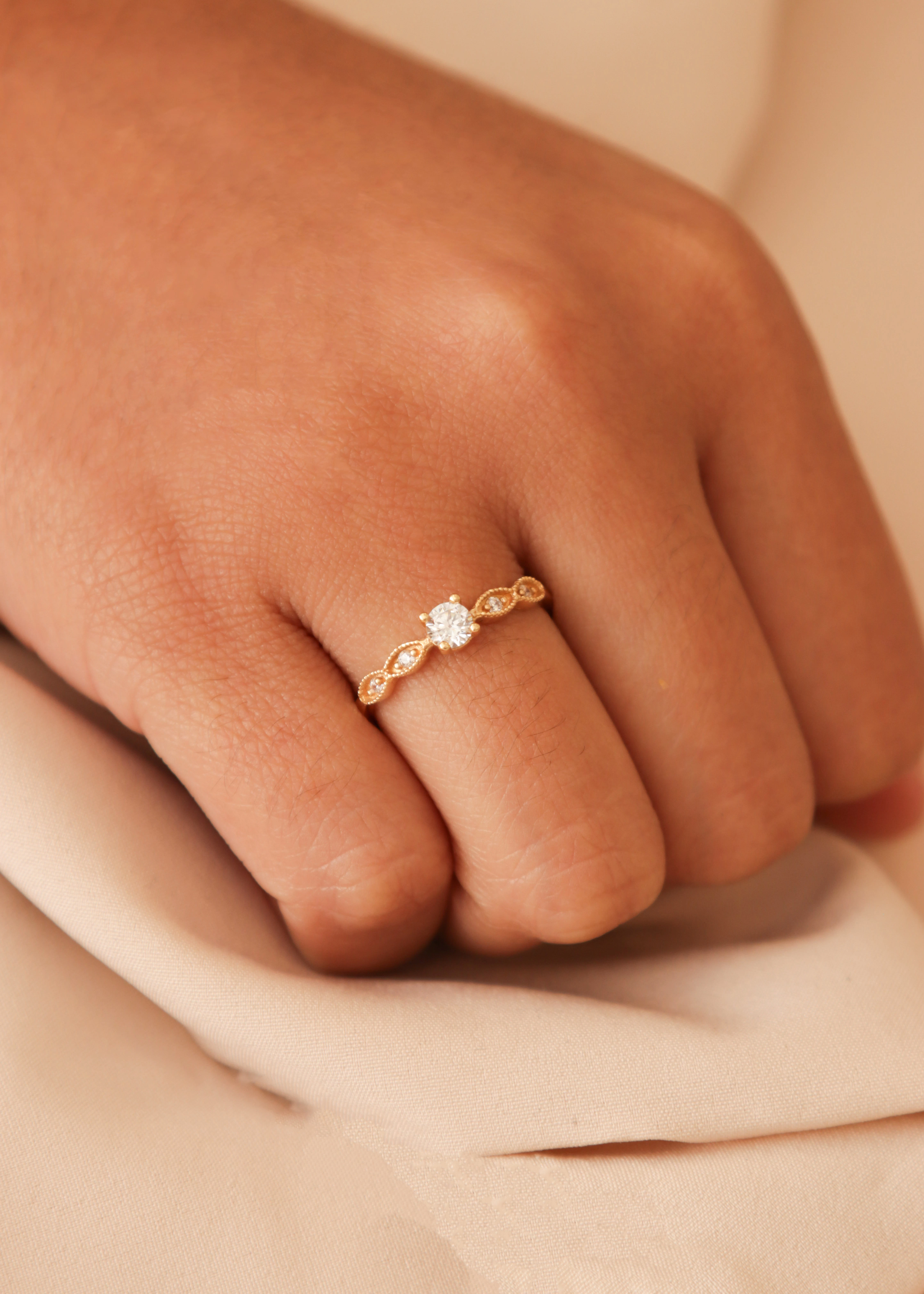 anillo-de-compromiso-en-oro-con-circones-35