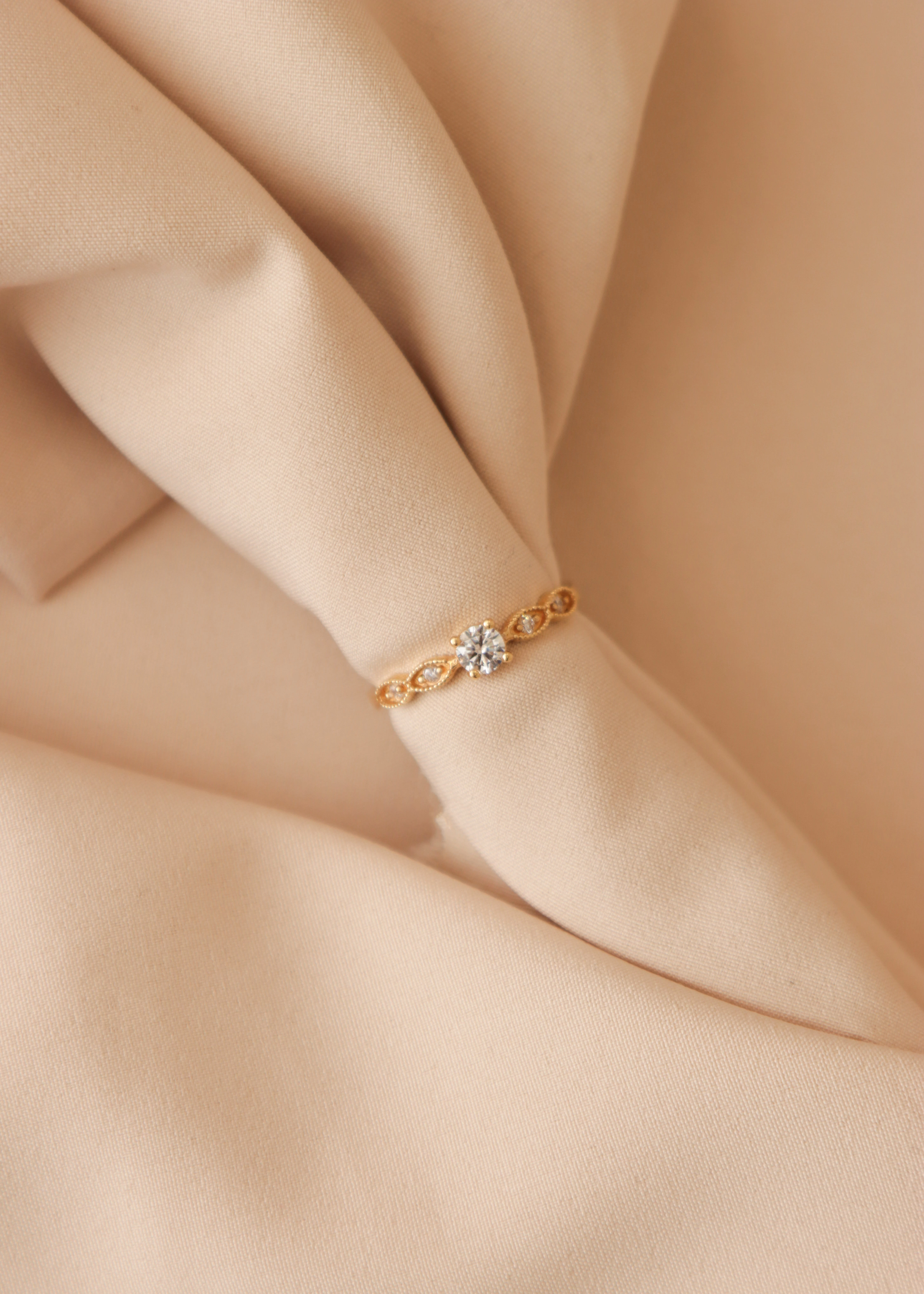 anillo-de-compromiso-en-oro-con-circones-35