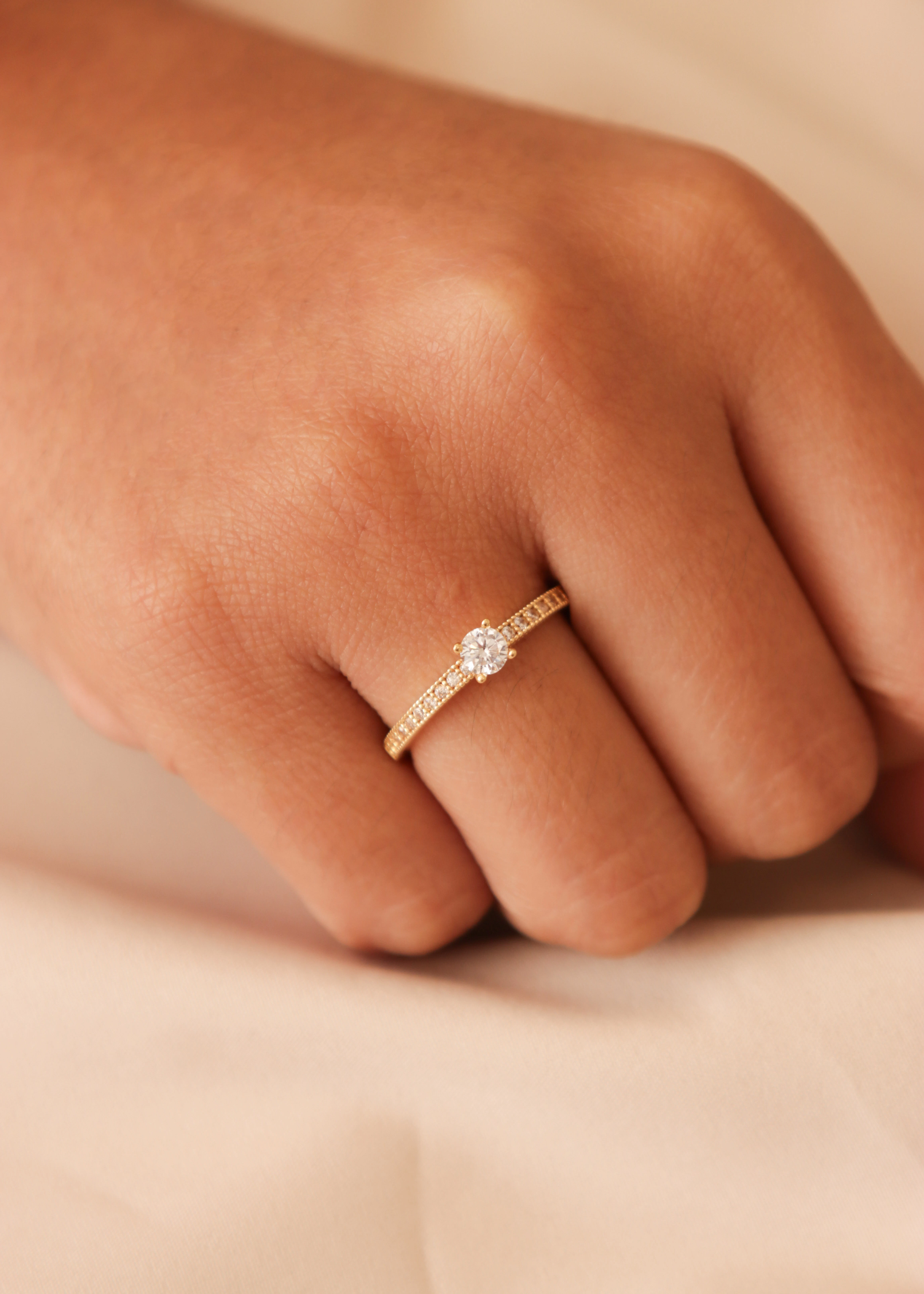 anillo-de-compromiso-en-oro-con-circones-36