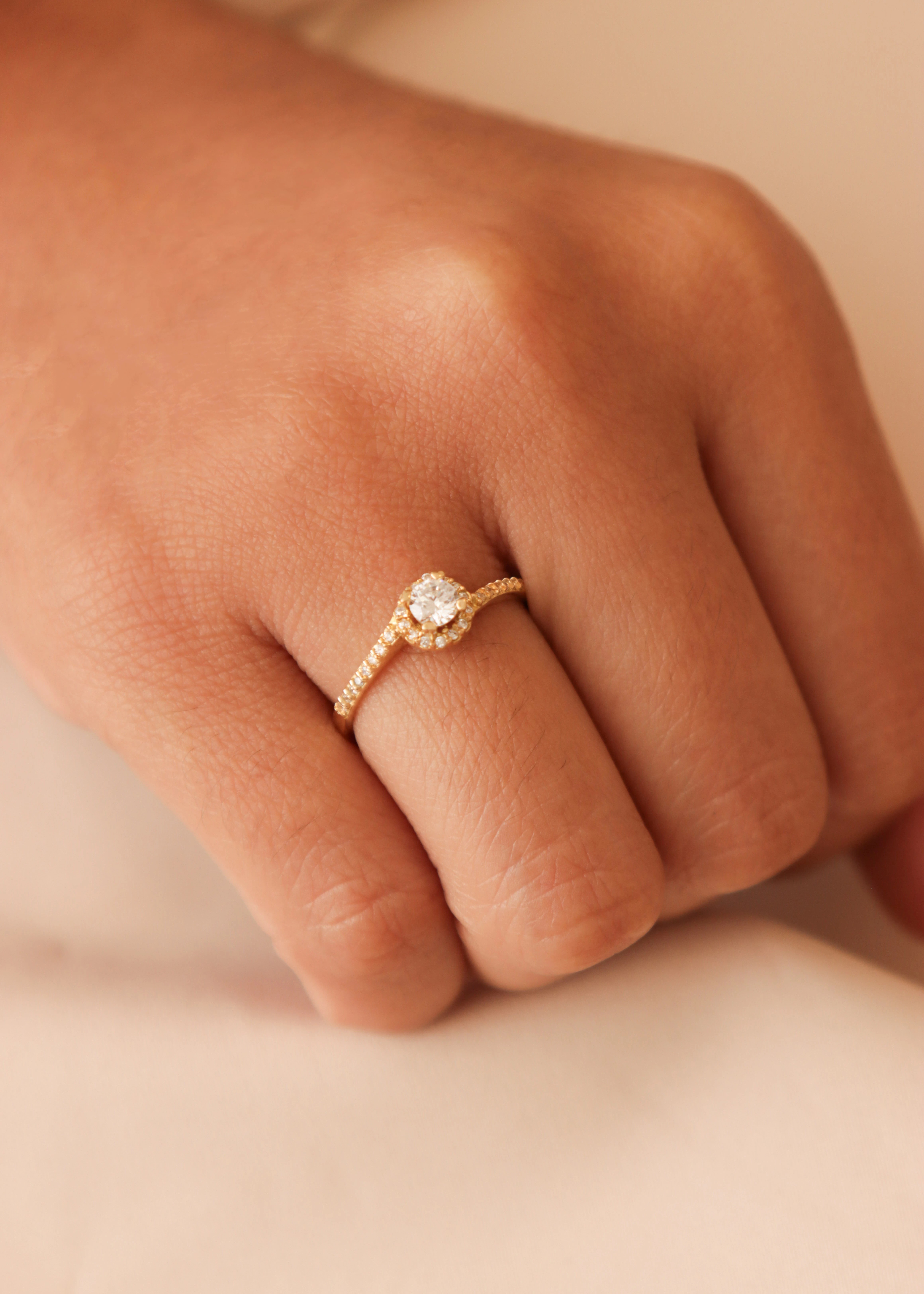 anillo-de-compromiso-en-oro-con-circones-37