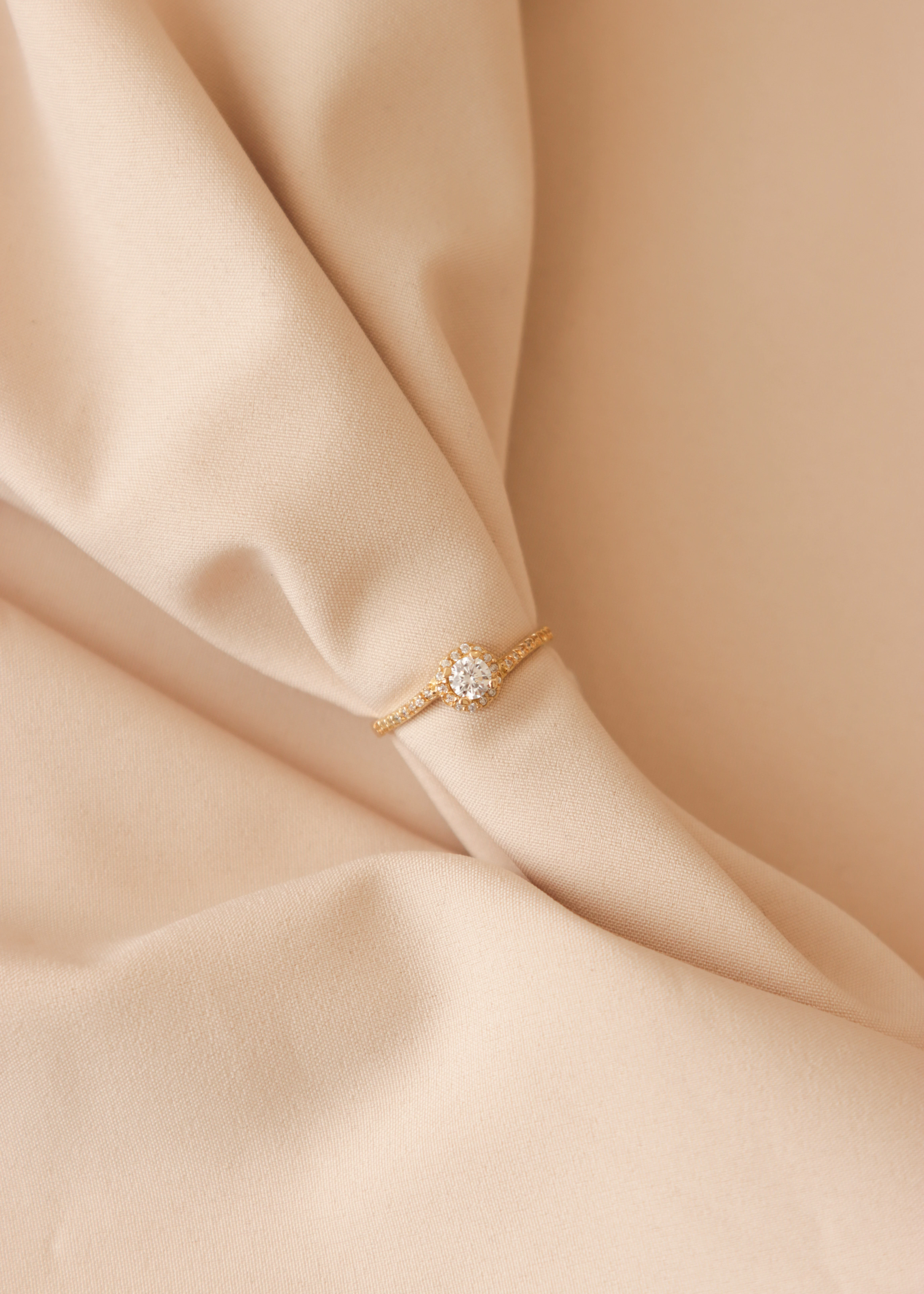 anillo-de-compromiso-en-oro-con-circones-37