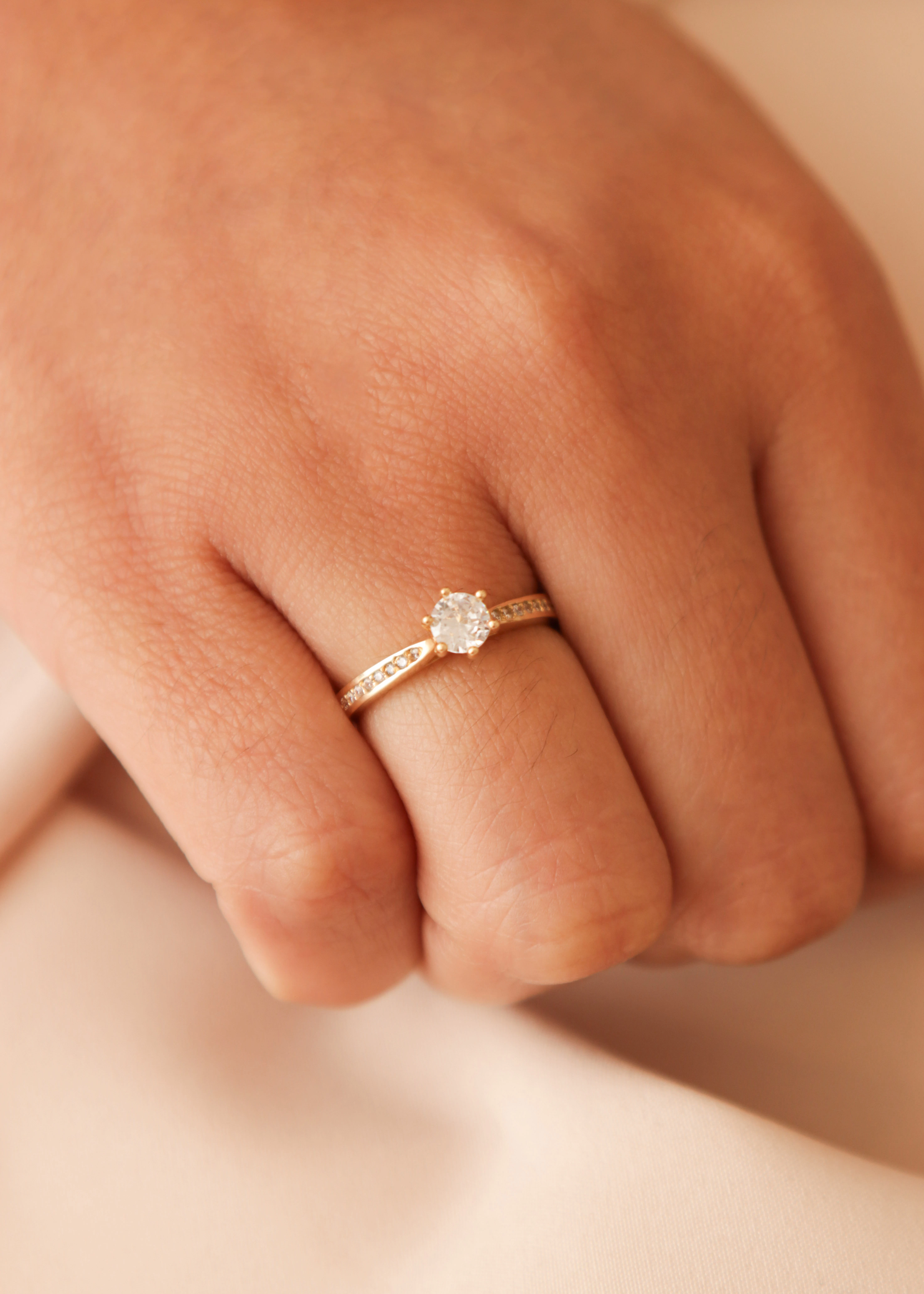 anillo-de-compromiso-en-oro-con-circones-38